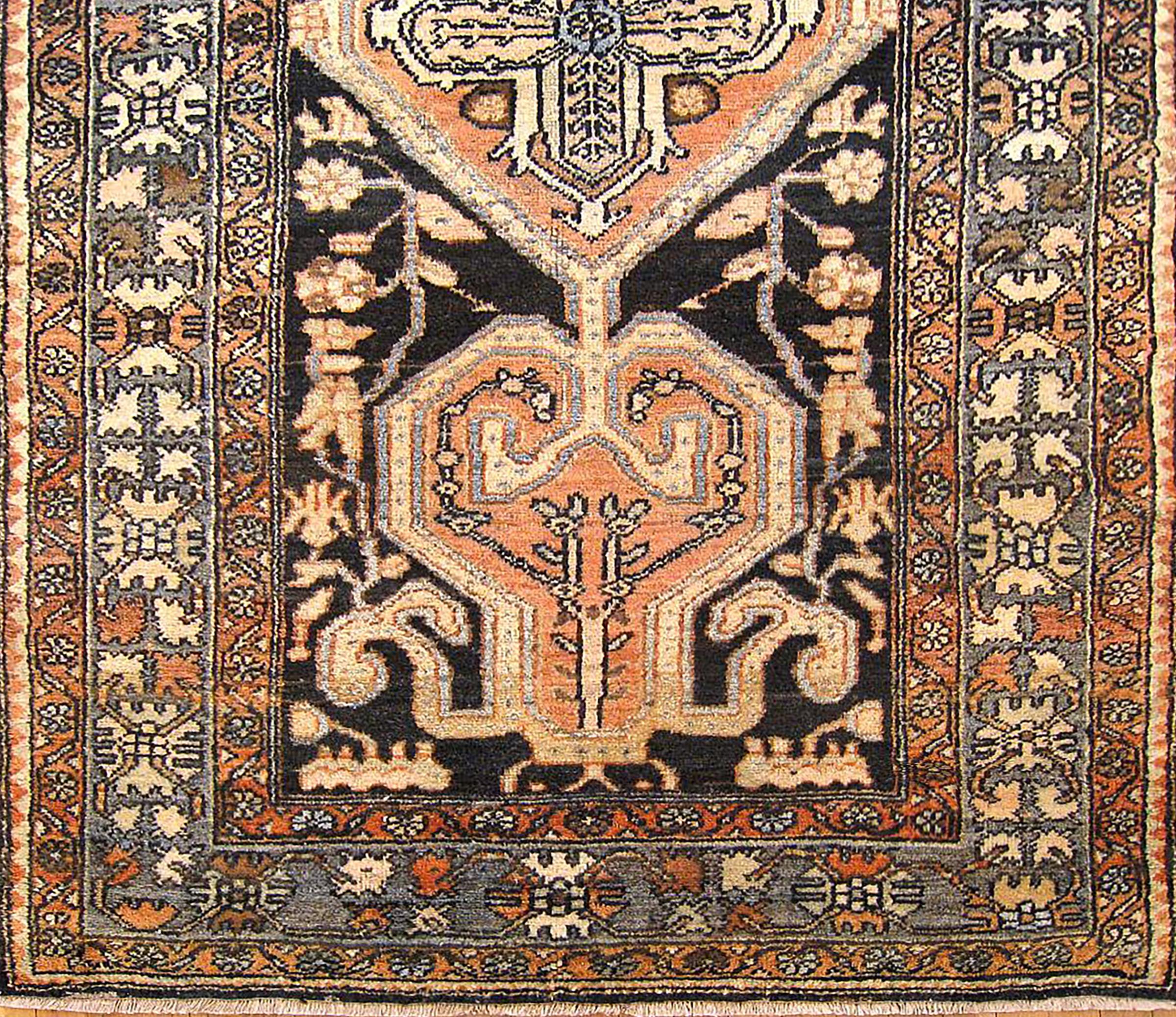 Antique Persian Baktiari Oriental Rug, in Small Size, w/ Central Medallion In Good Condition For Sale In New York, NY