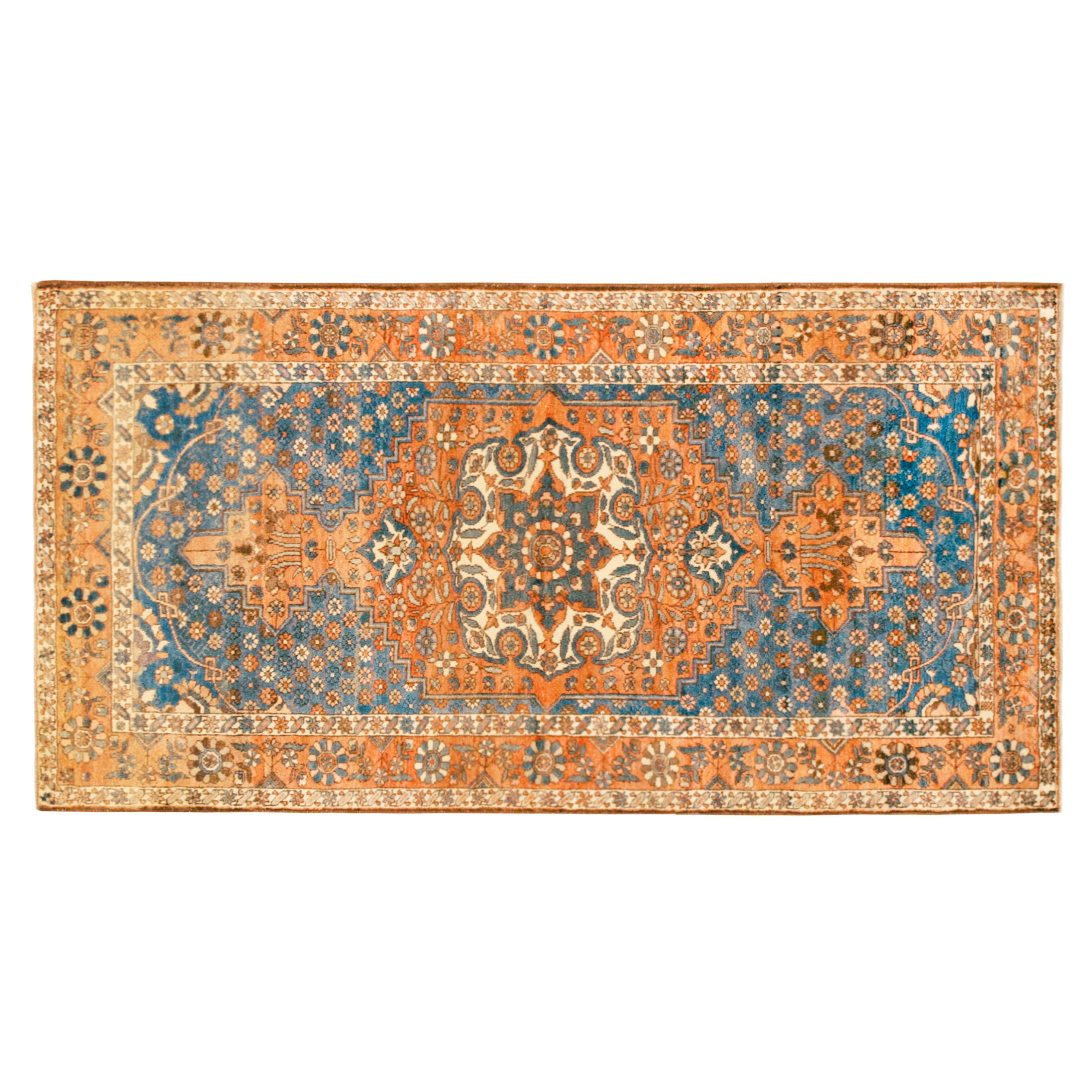 Tapis persan ancien Baktiari Oriental, de petite taille, avec médaillon central