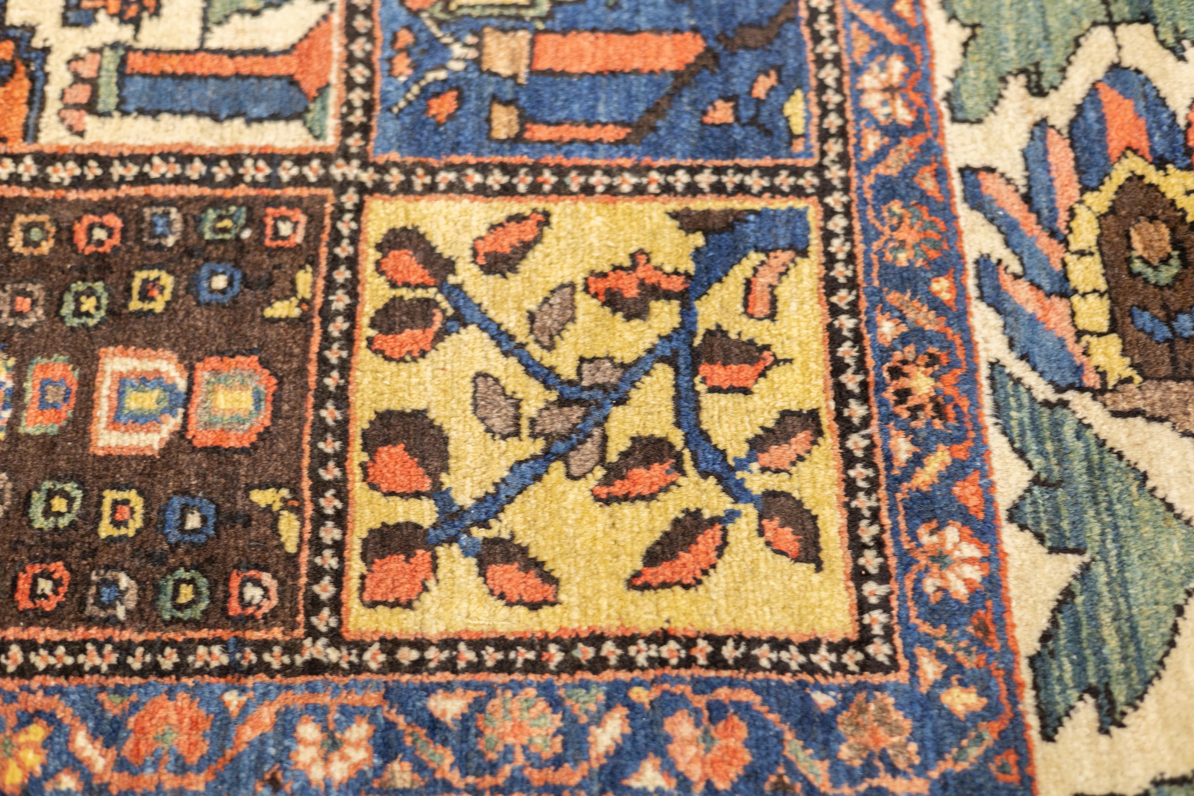 Antiker persischer Baktiari-Teppich 6'11'' x 9'9'' im Zustand „Gut“ im Angebot in New York, NY