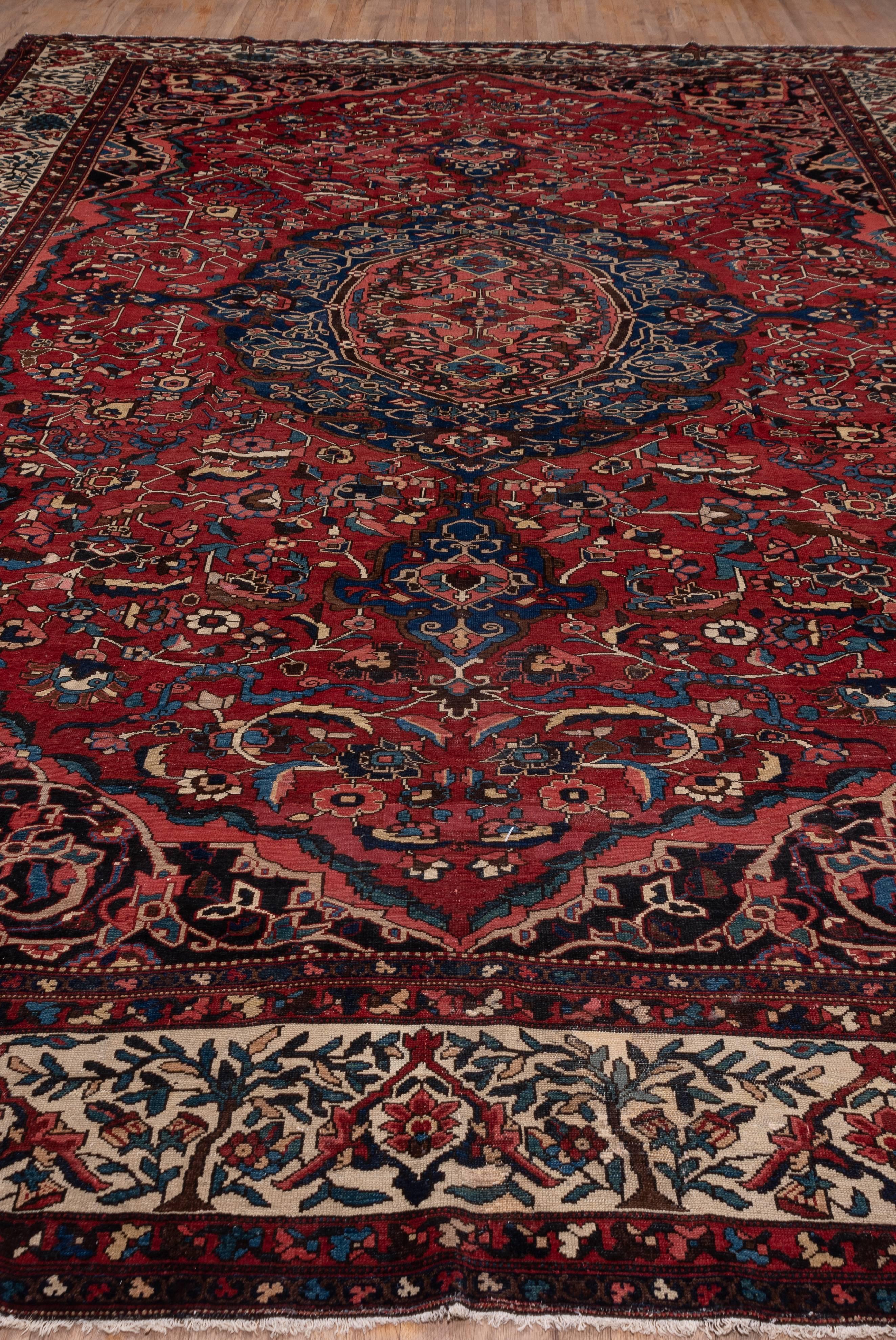 Antiker persischer Baktiary-Teppich, rotes Feld (Sonstiges) im Angebot