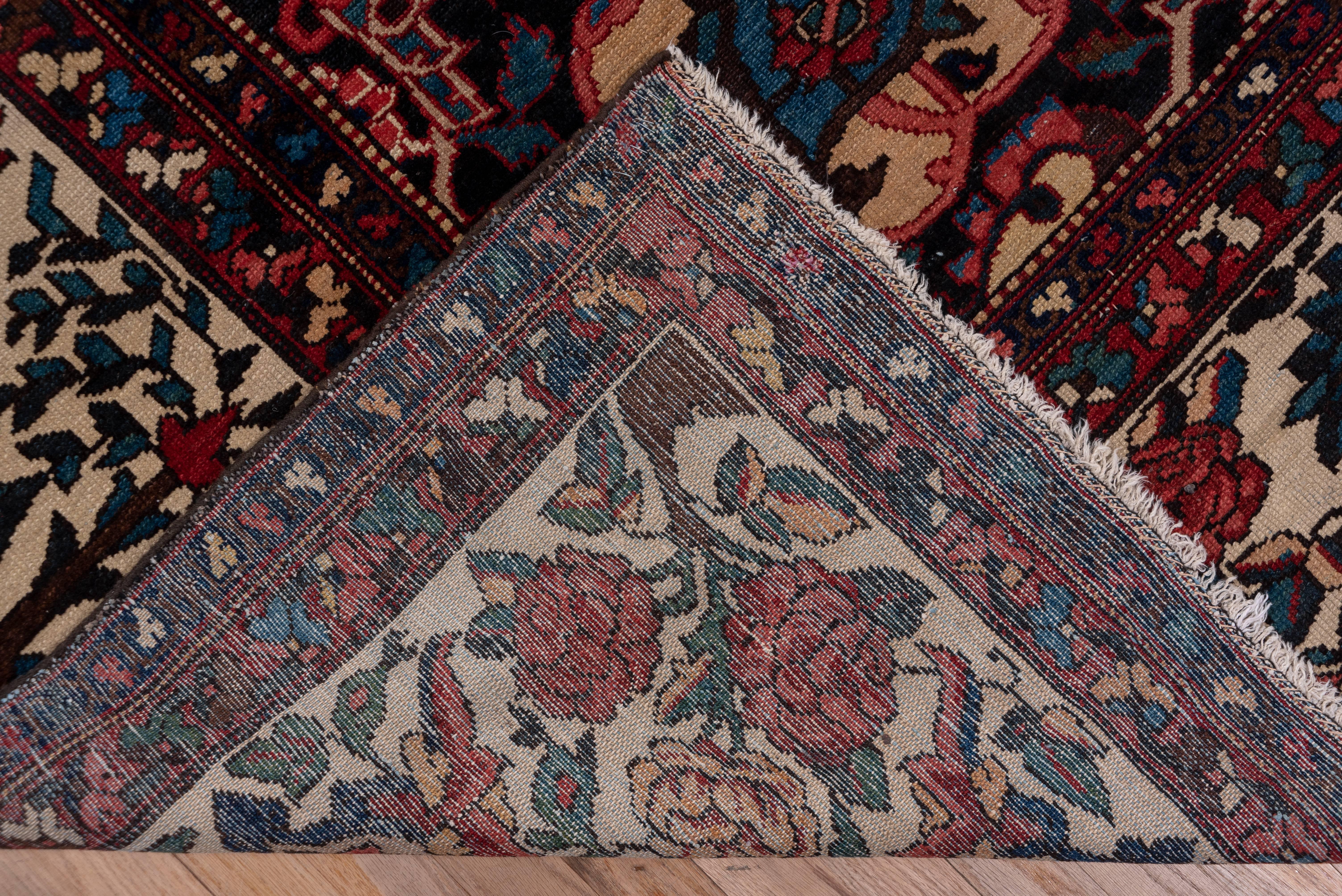 Antiker persischer Baktiary-Teppich, rotes Feld (Persisch) im Angebot