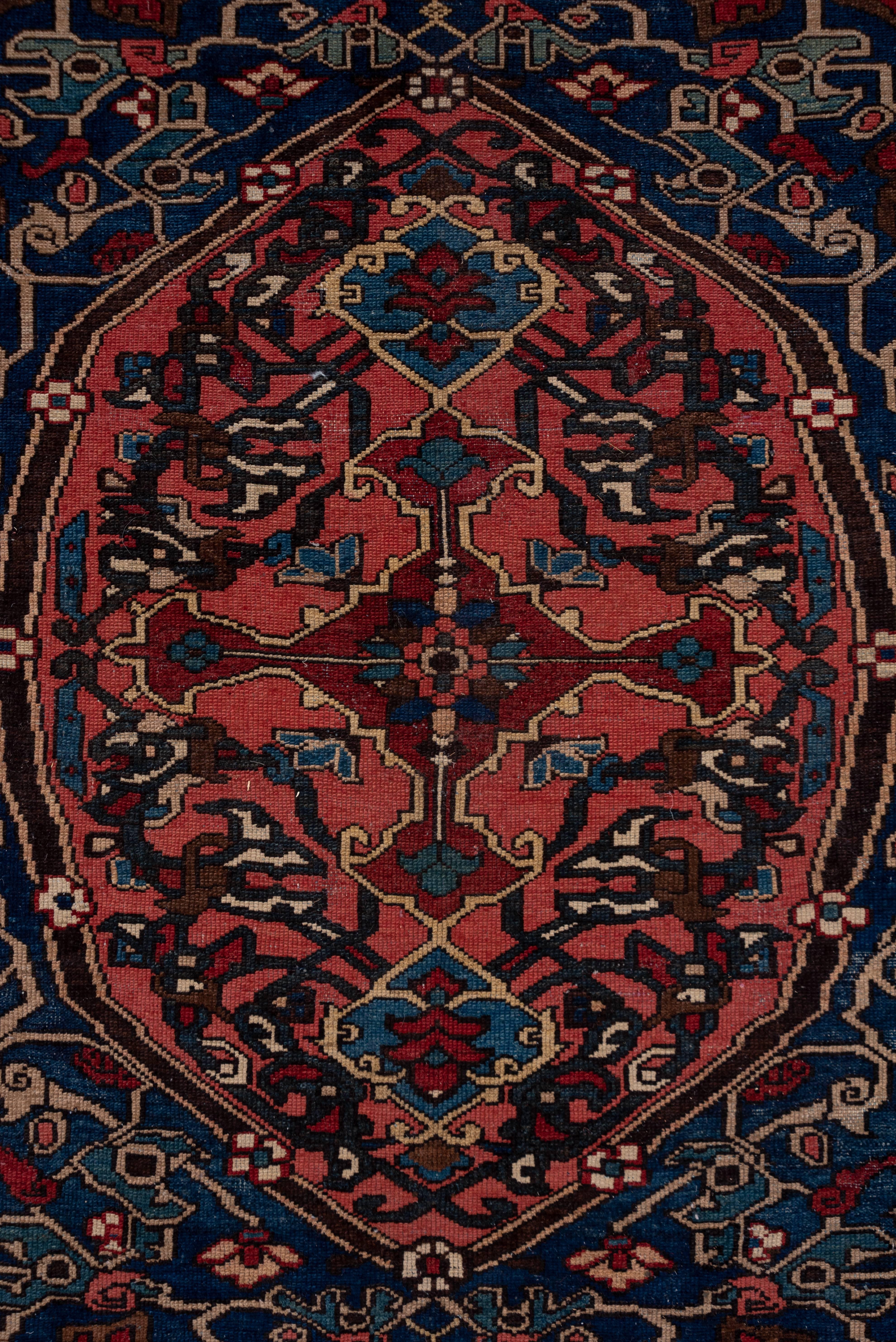 Antiker persischer Baktiary-Teppich, rotes Feld im Zustand „Hervorragend“ im Angebot in New York, NY