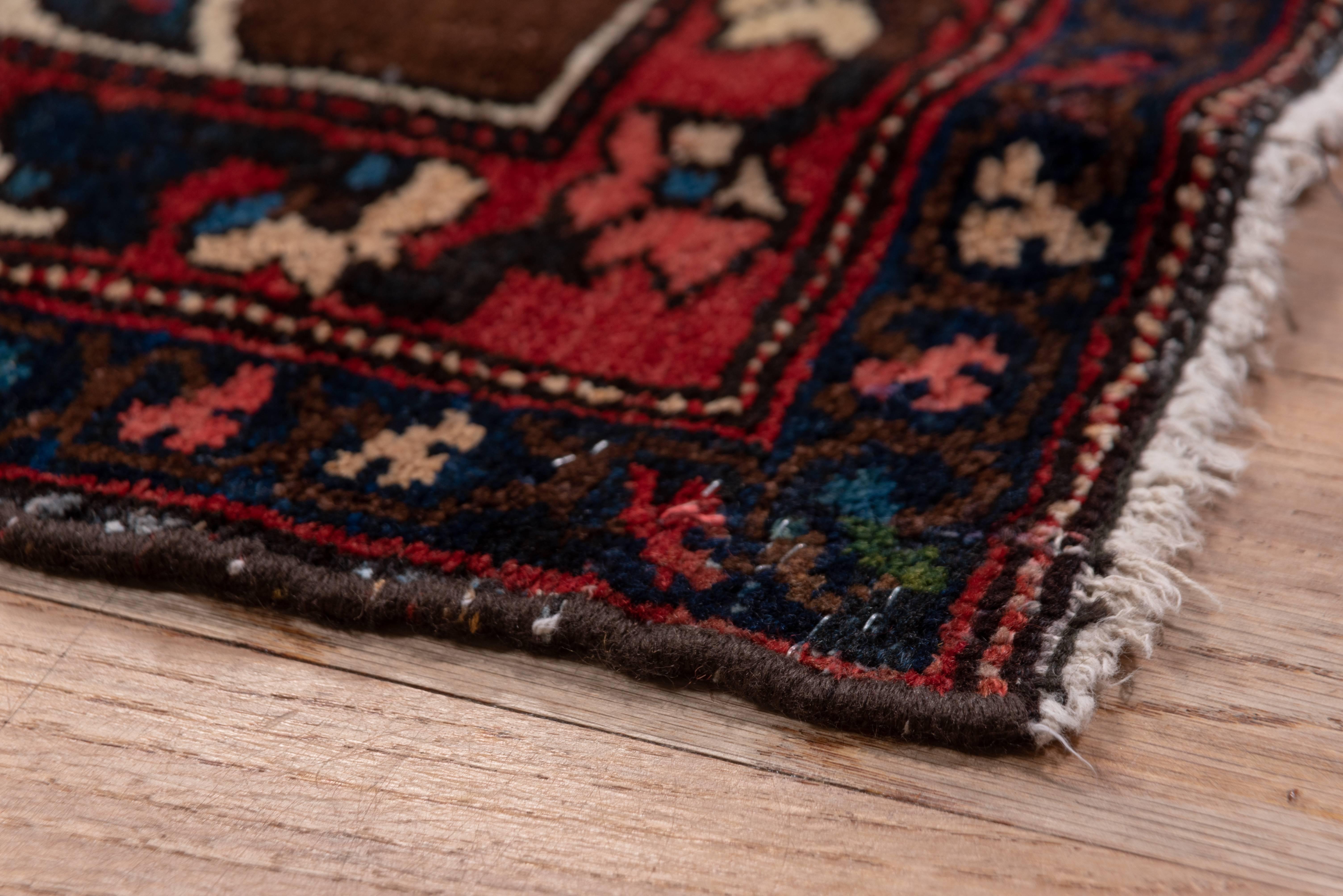 Antiker persischer Baktiary-Teppich, rotes Feld (20. Jahrhundert) im Angebot