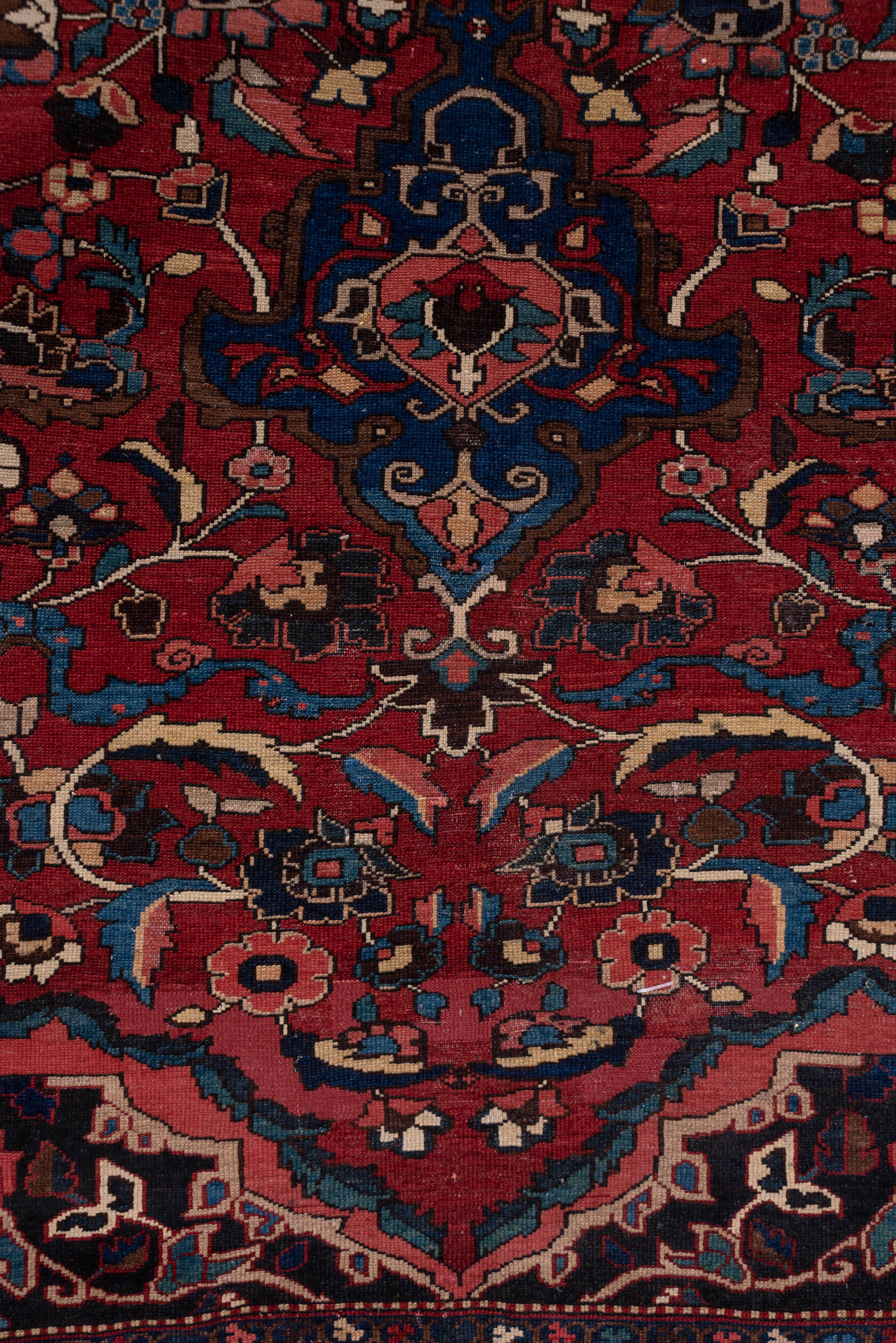 Antiker persischer Baktiary-Teppich, rotes Feld im Angebot 1