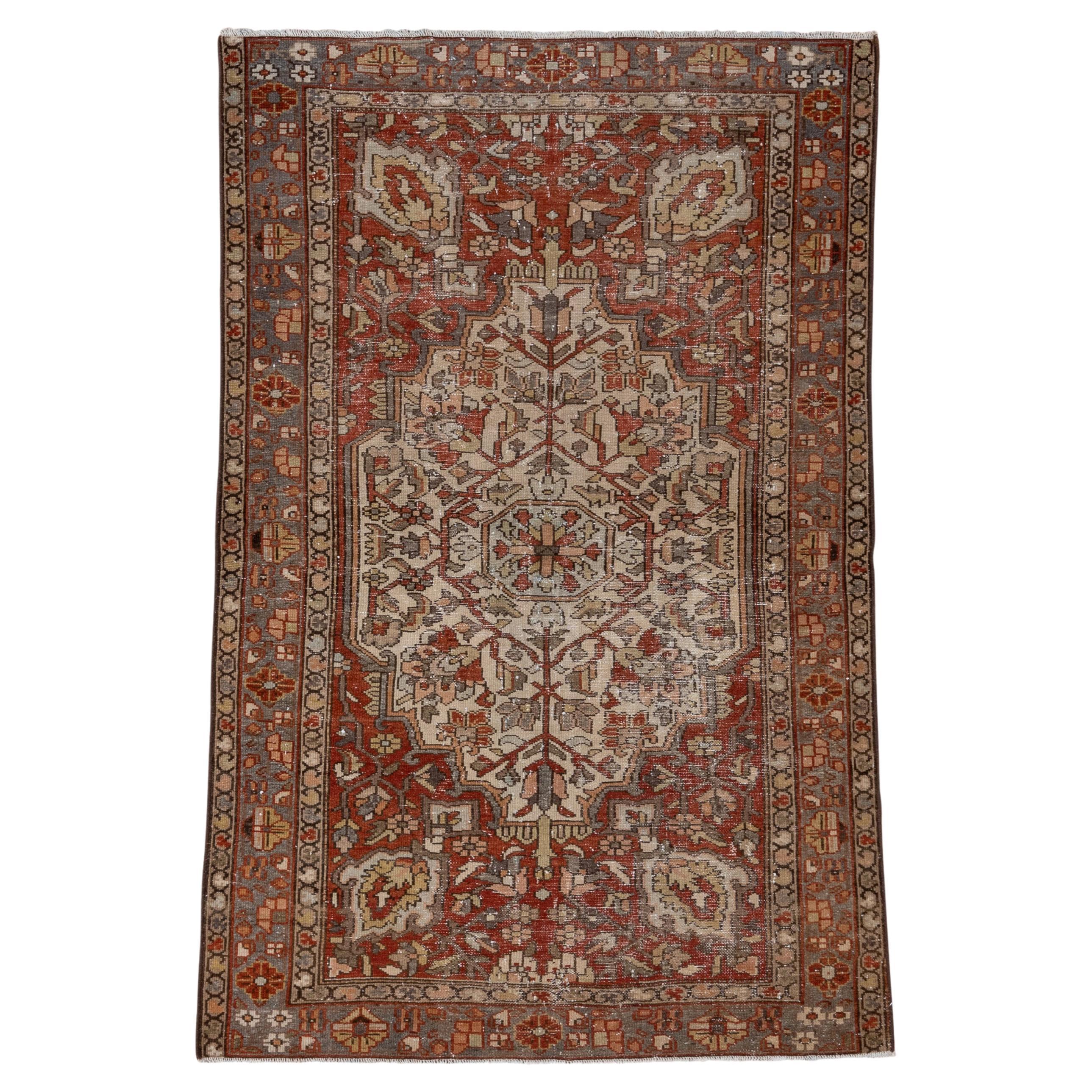 Alfombra Persa Antigua Baktiary, Estilo Sarouk Farahan, Campo Marfil y Rojo