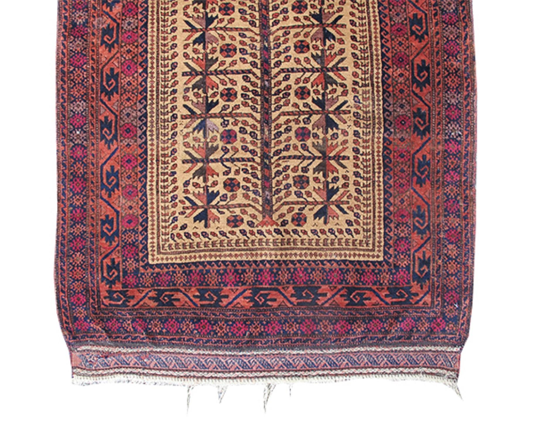 Tapis de prière baloutche ancien, C.I.C. 1900

Cet élégant tapis de prière Baluch allie un dessin précis à la finesse des détails et du tissage. Un arbre de vie baloutche classique est dessiné sur un fond camel clair, ponctué de fines branches