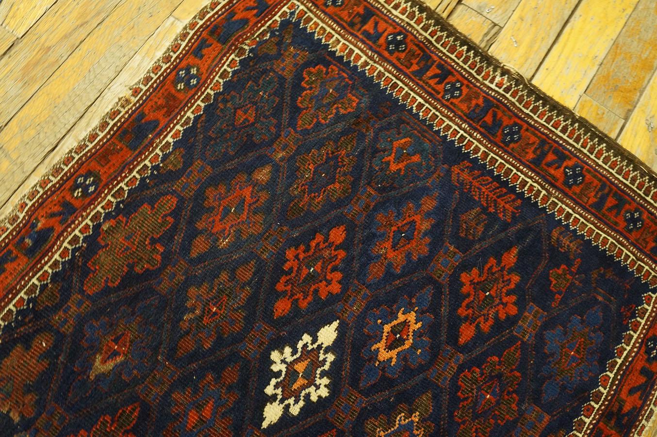 Tapis de baluchon persan de la fin du XIXe siècle ( 2''3'''' x 2''9'''' - 68 x 83 ) en vente 1