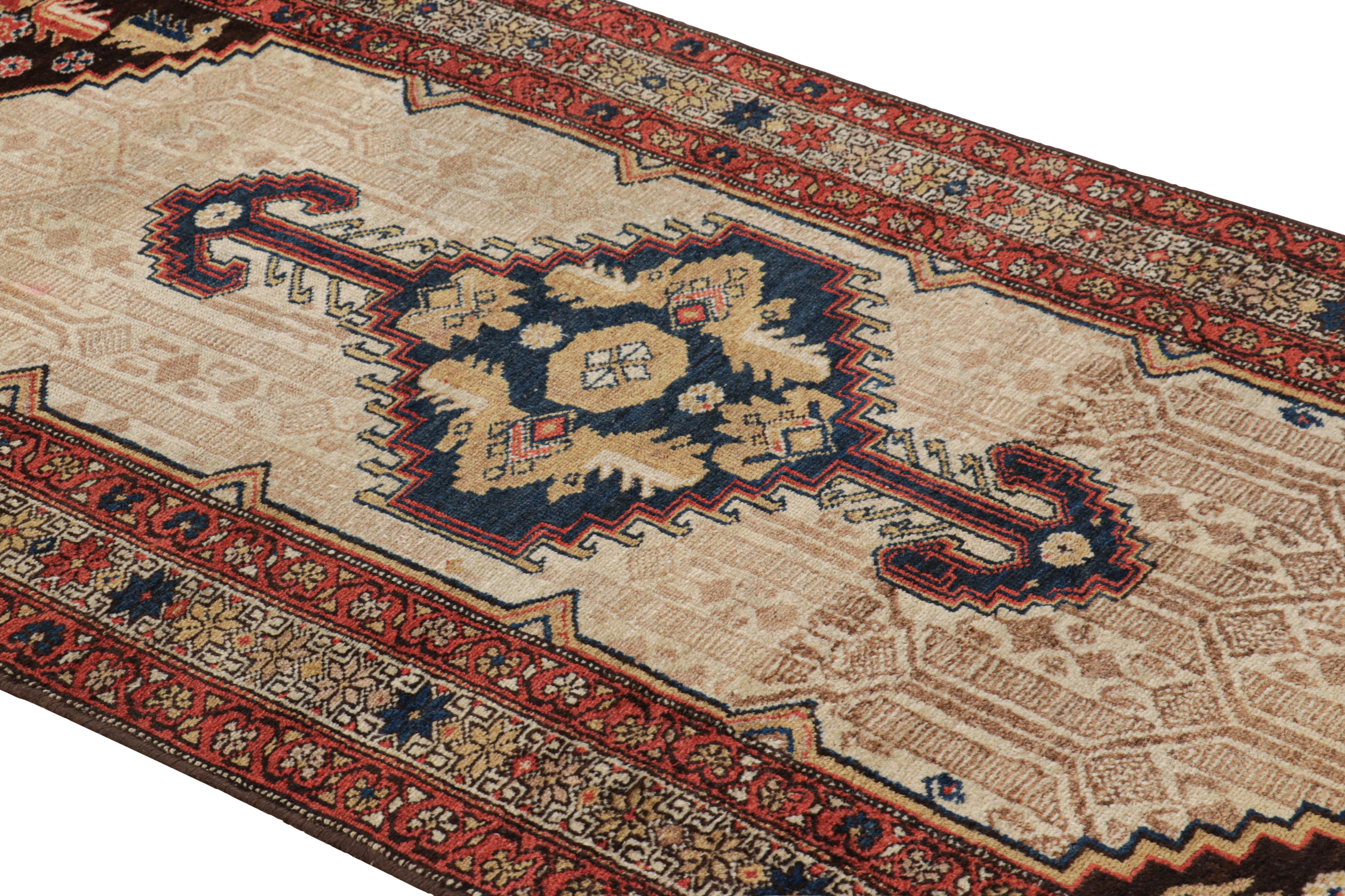 Dieser in Persien aus handgeknüpfter Wolle gefertigte antike Baluch-Teppich mit den Maßen 3x7 ist eine kühne Neuheit in der begehrten Antique Collection'S von Rug & Kilim und zeichnet sich durch ein großformatiges geometrisches Medaillon aus. 

Über