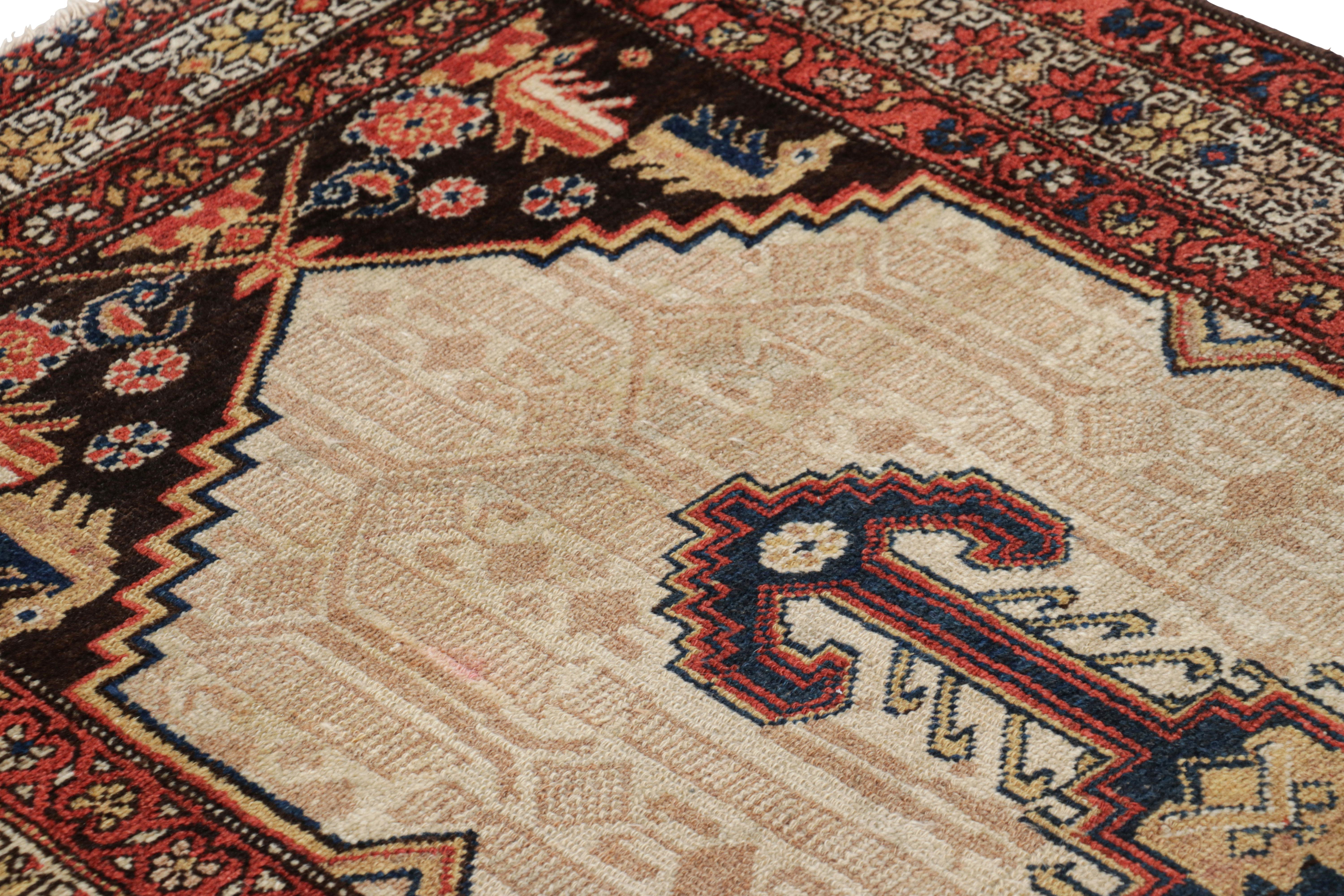 Antiker persischer Belutsch-Teppich in Beige mit geometrischem Medaillon - Rug & Kilim (Persisch) im Angebot
