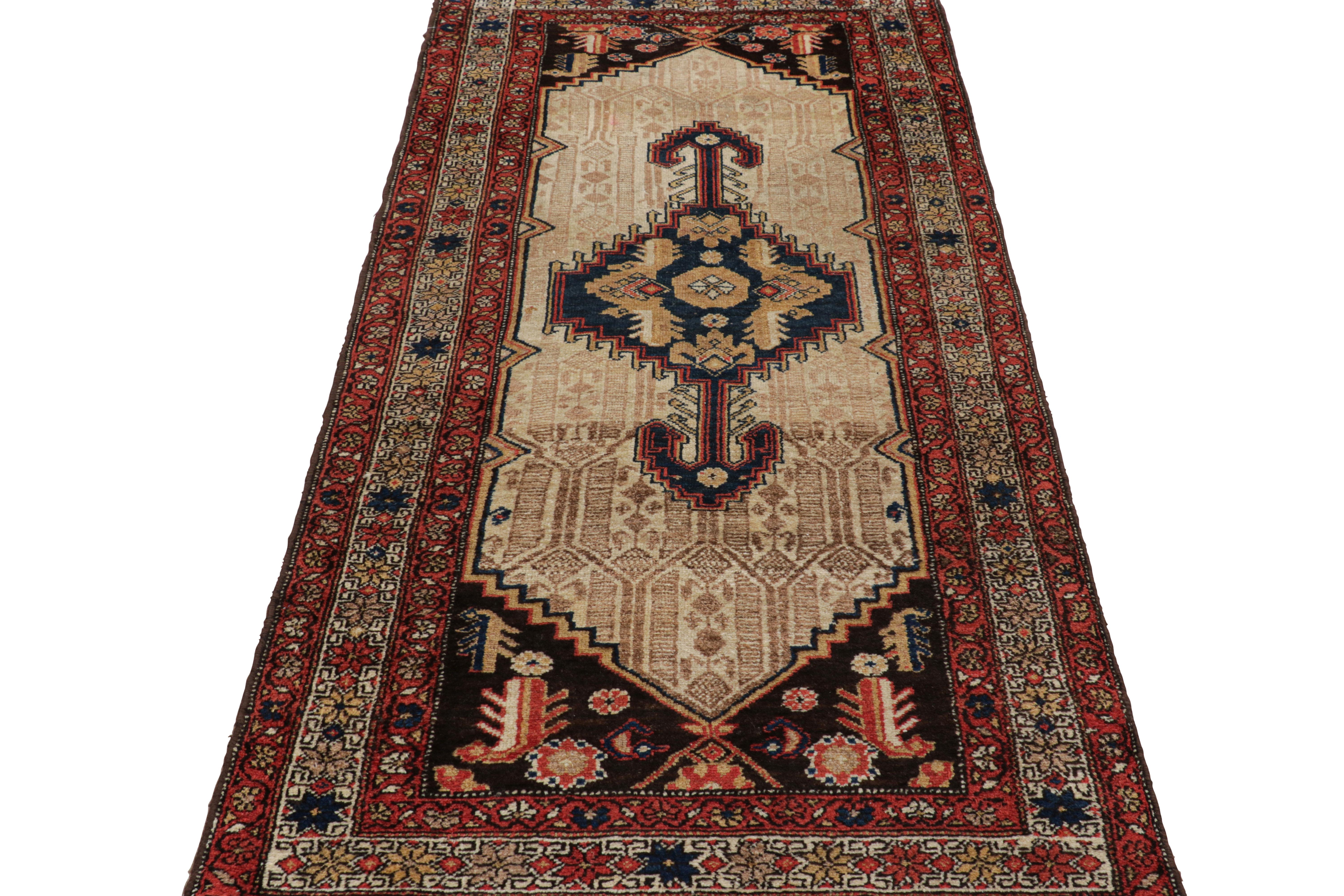 Antiker persischer Belutsch-Teppich in Beige mit geometrischem Medaillon - Rug & Kilim (Handgeknüpft) im Angebot