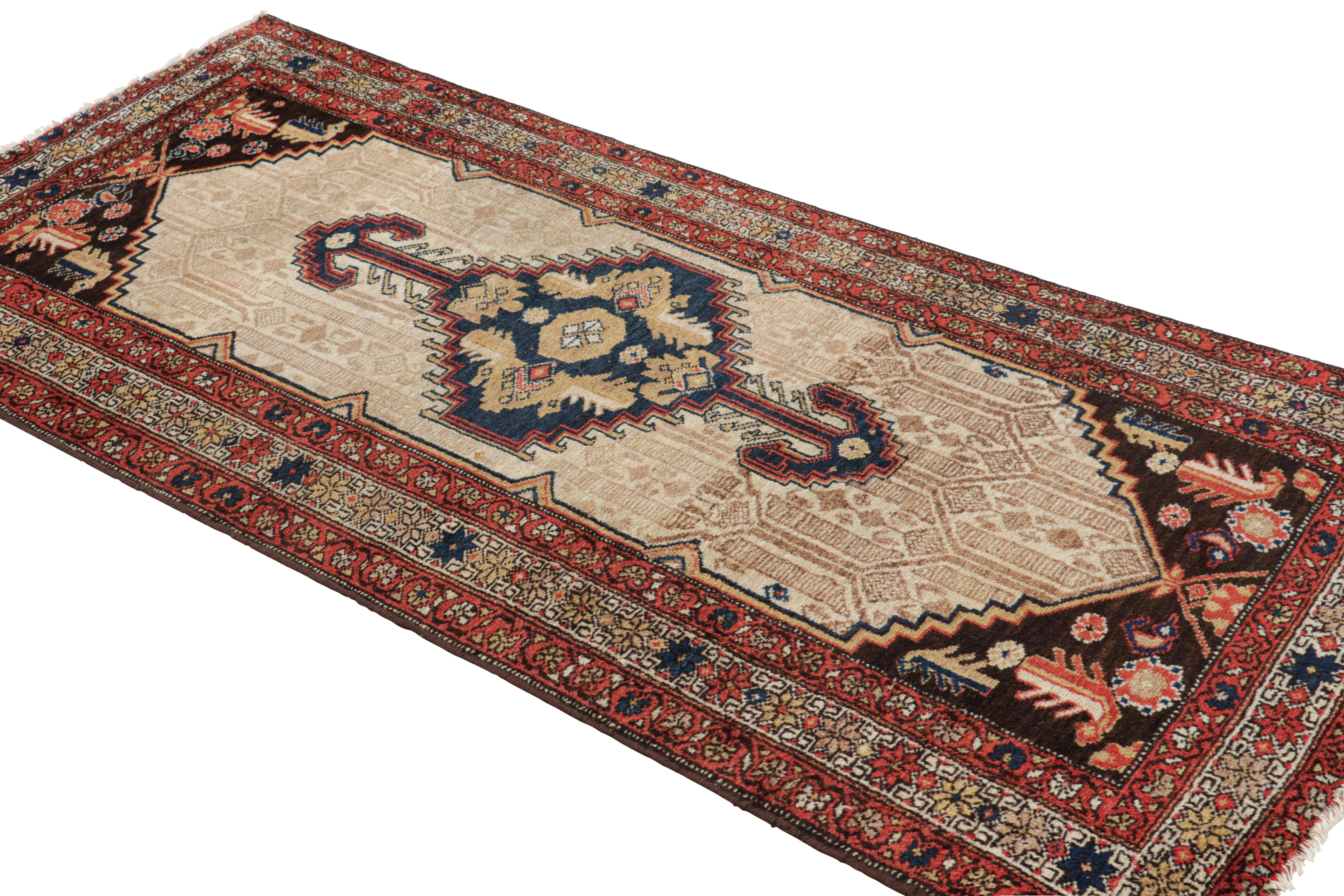 Antiker persischer Belutsch-Teppich in Beige mit geometrischem Medaillon - Rug & Kilim im Zustand „Gut“ im Angebot in Long Island City, NY