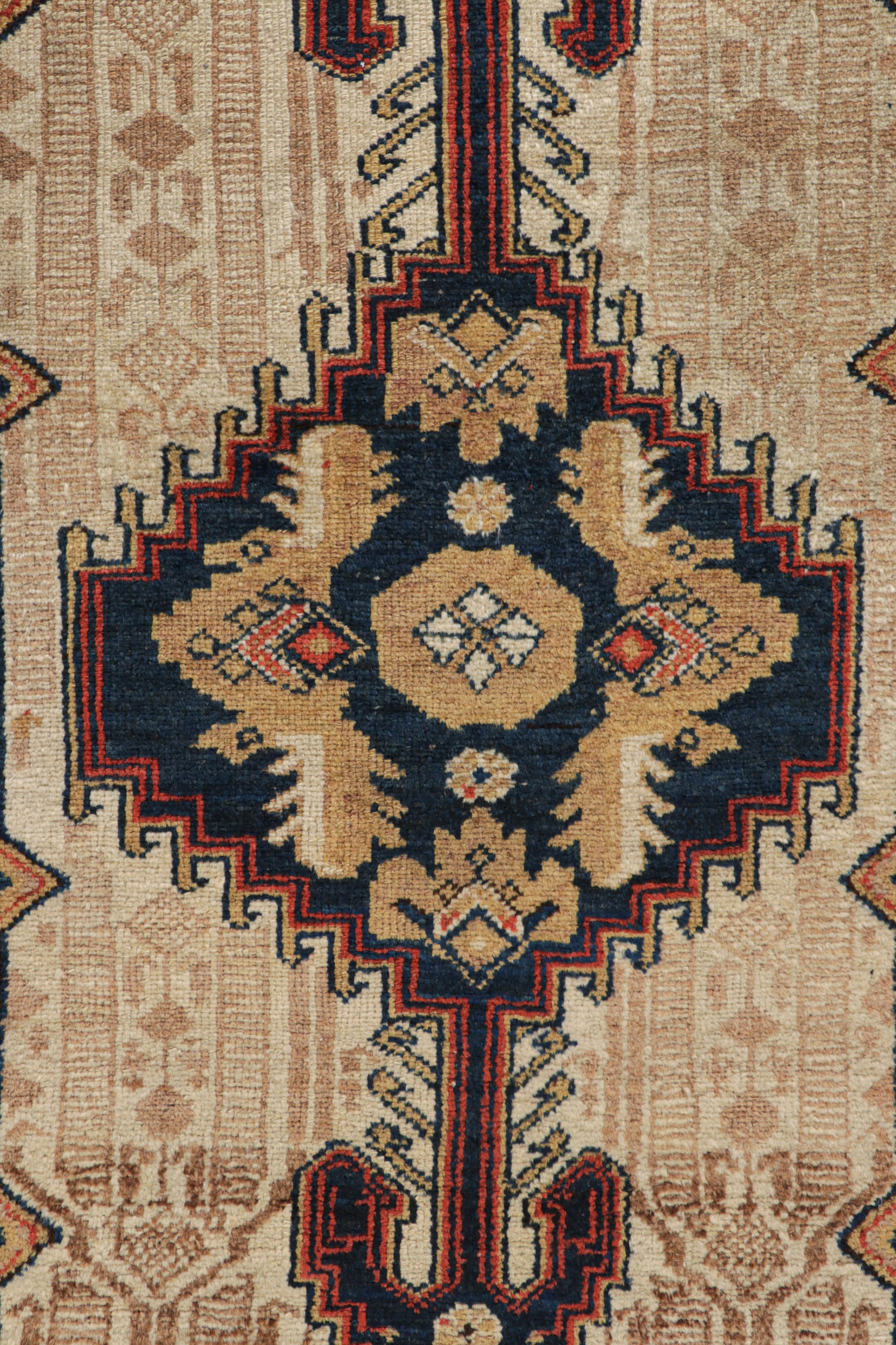 Antiker persischer Belutsch-Teppich in Beige mit geometrischem Medaillon - Rug & Kilim (Frühes 20. Jahrhundert) im Angebot