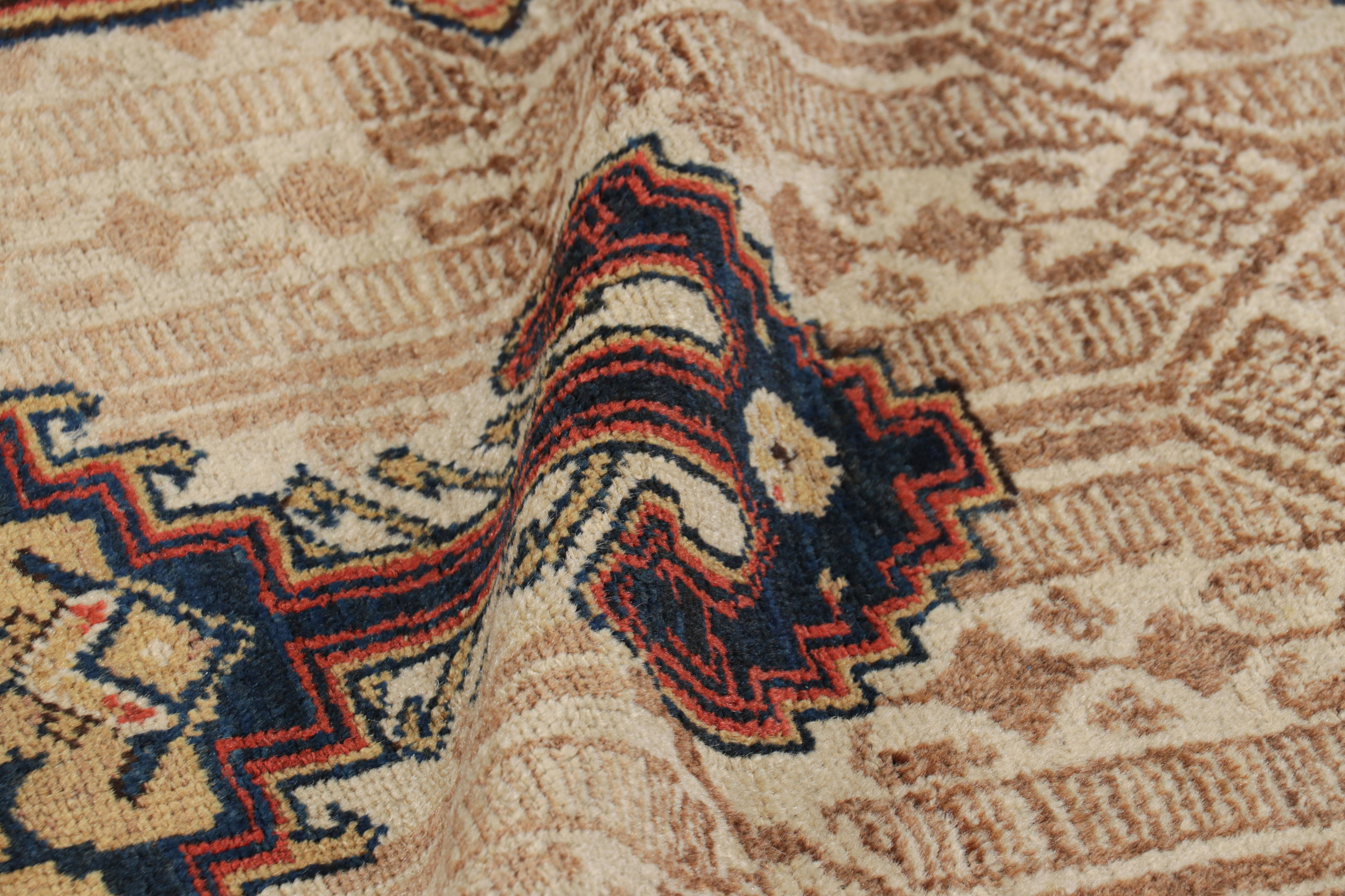 Antiker persischer Belutsch-Teppich in Beige mit geometrischem Medaillon - Rug & Kilim (Wolle) im Angebot