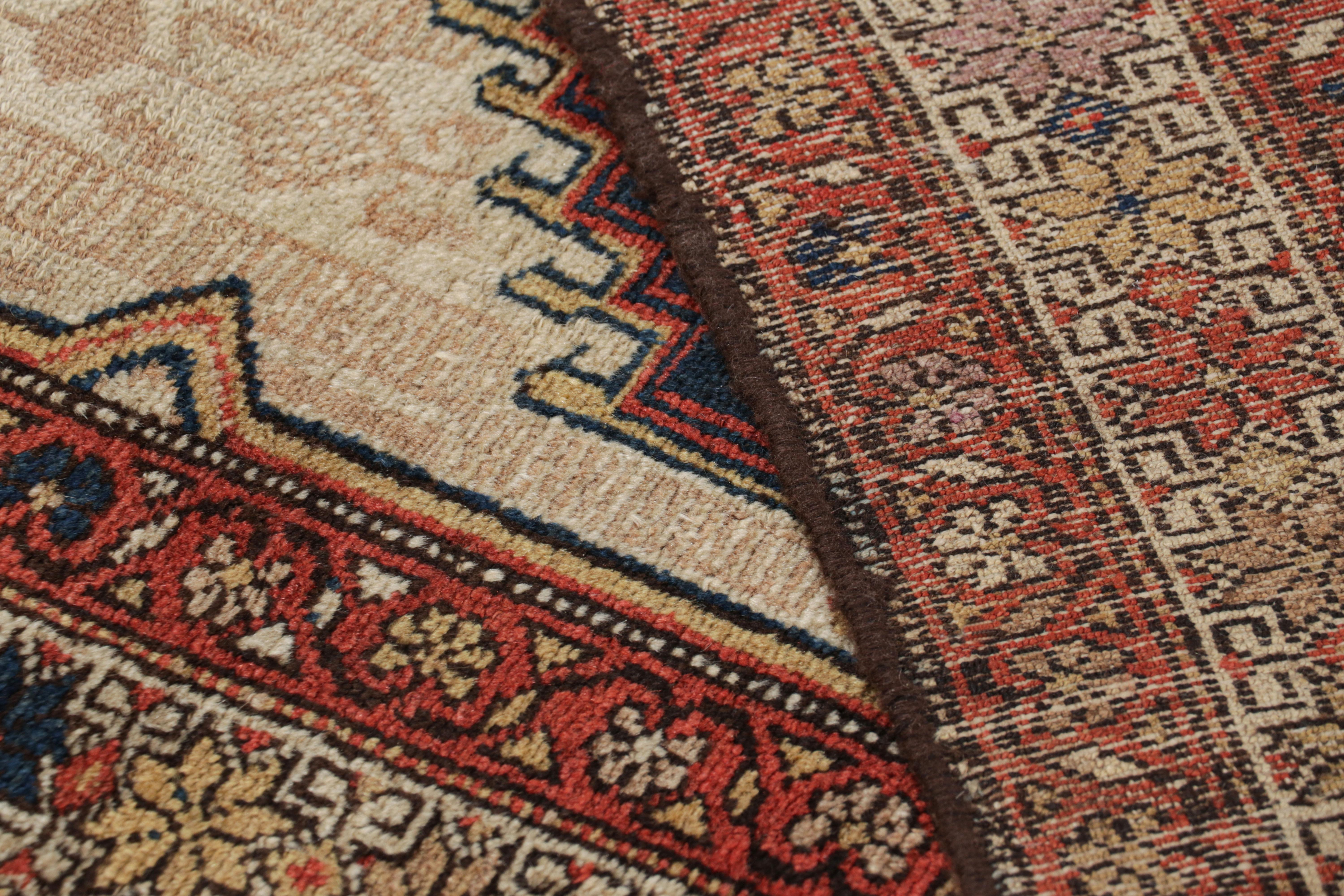 Antiker persischer Belutsch-Teppich in Beige mit geometrischem Medaillon - Rug & Kilim im Angebot 1