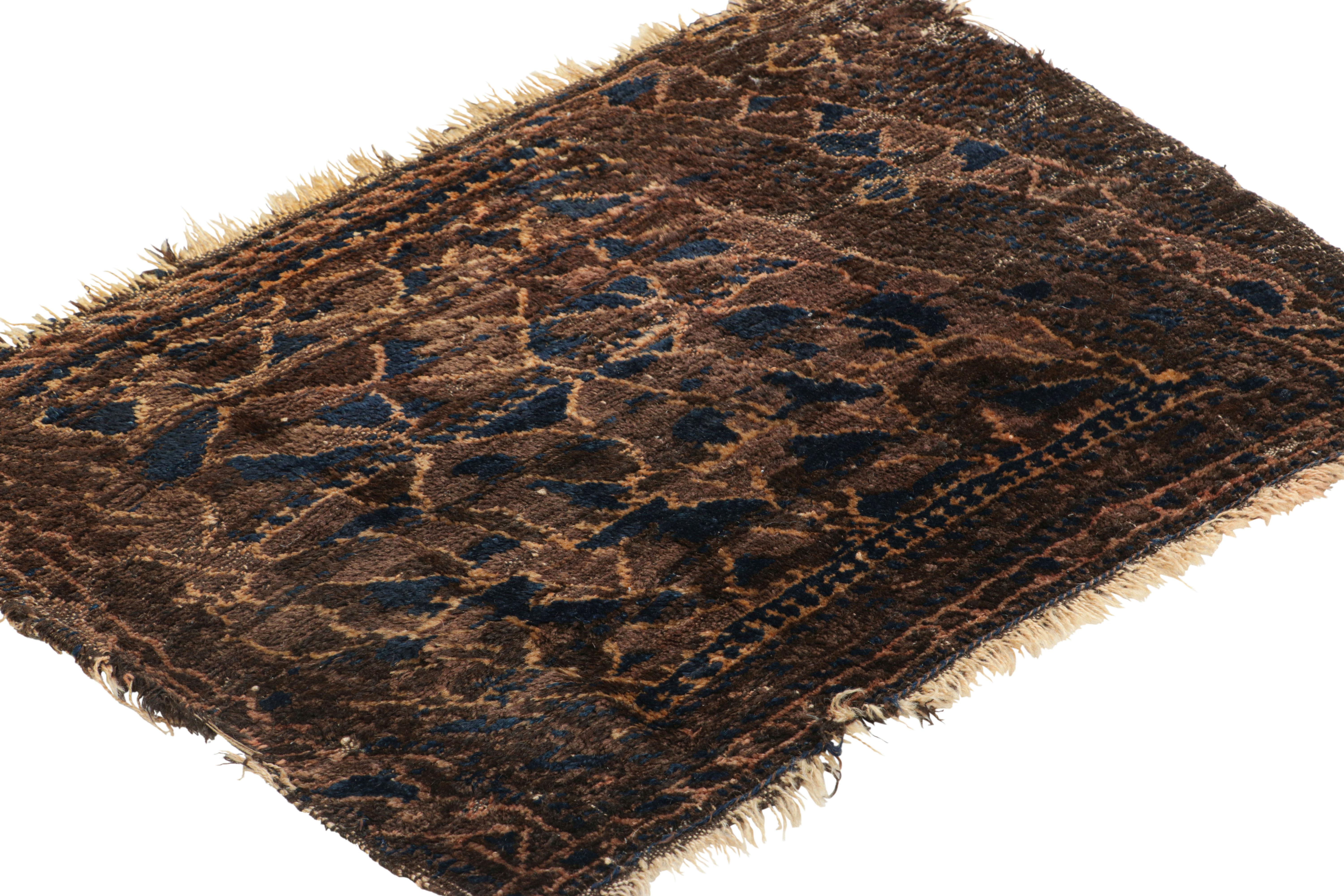 Noué à la main Tapis persan ancien en indigo avec motif tribal géométrique  Rug & Kilim en vente