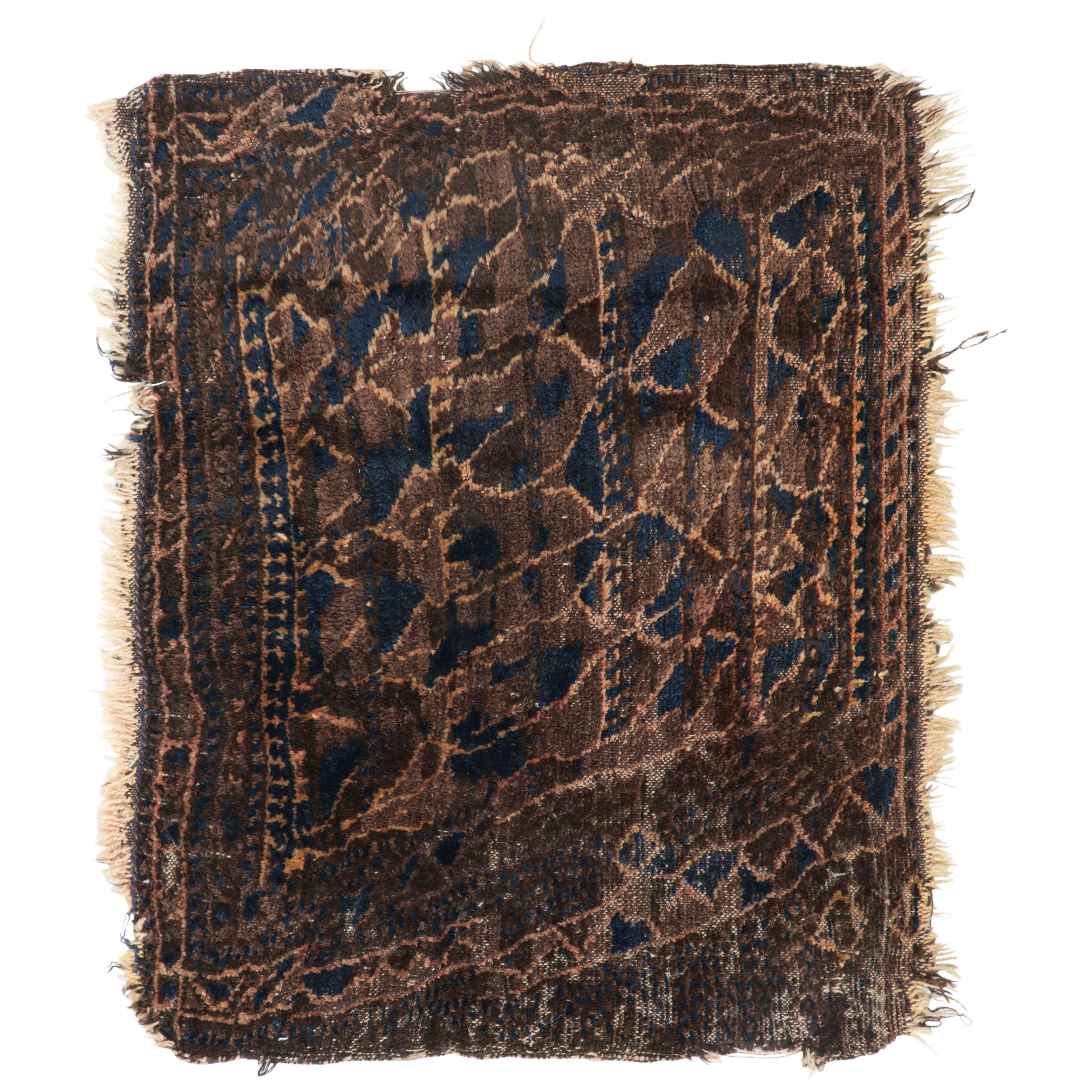Tapis persan ancien en indigo avec motif tribal géométrique  Rug & Kilim en vente