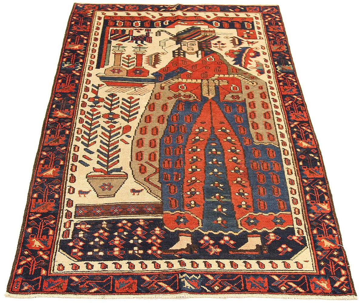 Tapis persan ancien tissé à la main à partir de la laine de mouton la plus fine et coloré avec des teintures végétales entièrement naturelles, sans danger pour les humains et les animaux de compagnie. Il s'agit d'un motif traditionnel baloutche qui