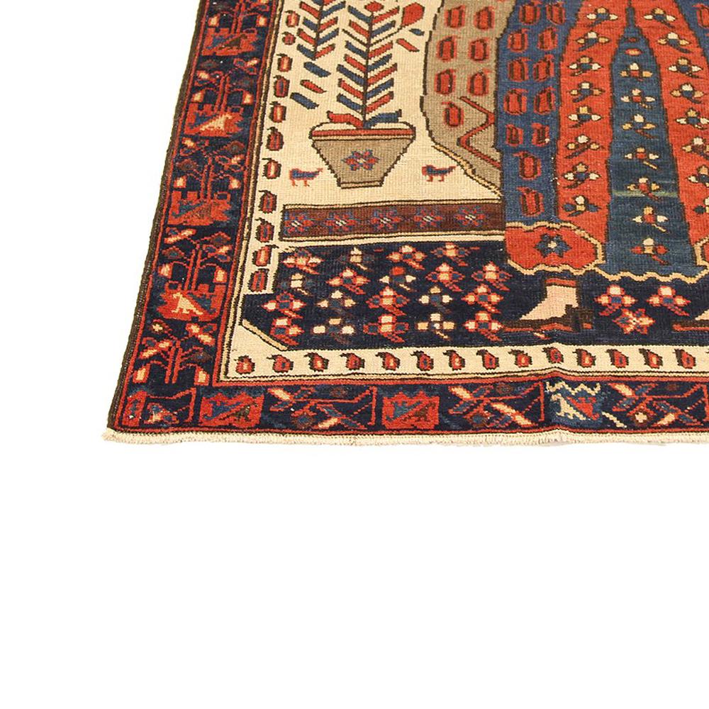 Perse Tapis persan ancien avec un motif de portrait en bleu marine et rouge en vente