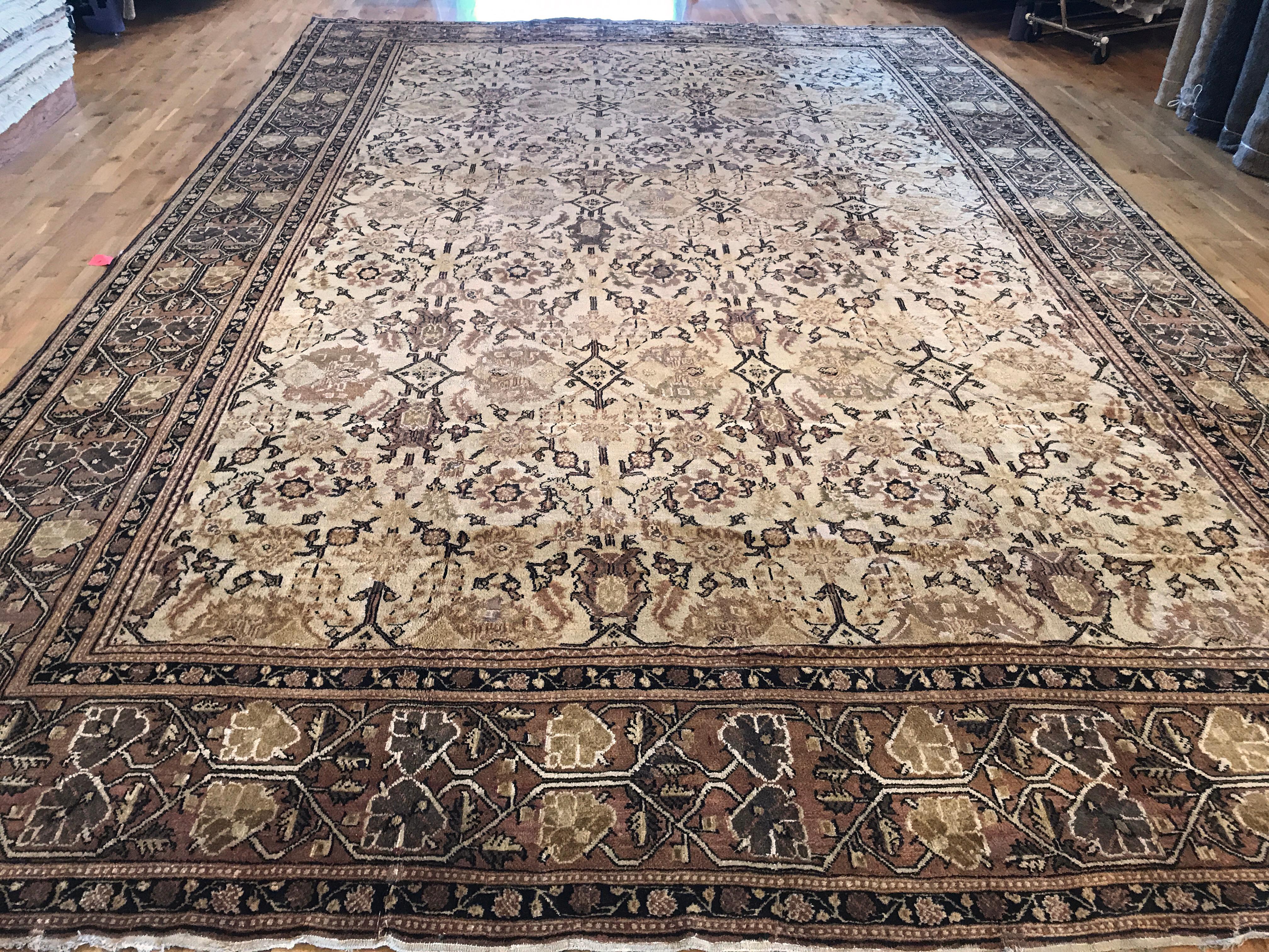 Antique Persian Bashir Rug In Good Condition For Sale In Los Angeles, CA
