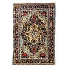 Paire de petits tapis persans anciens Farahan Sarouk beige clair bleu marine bleu marine