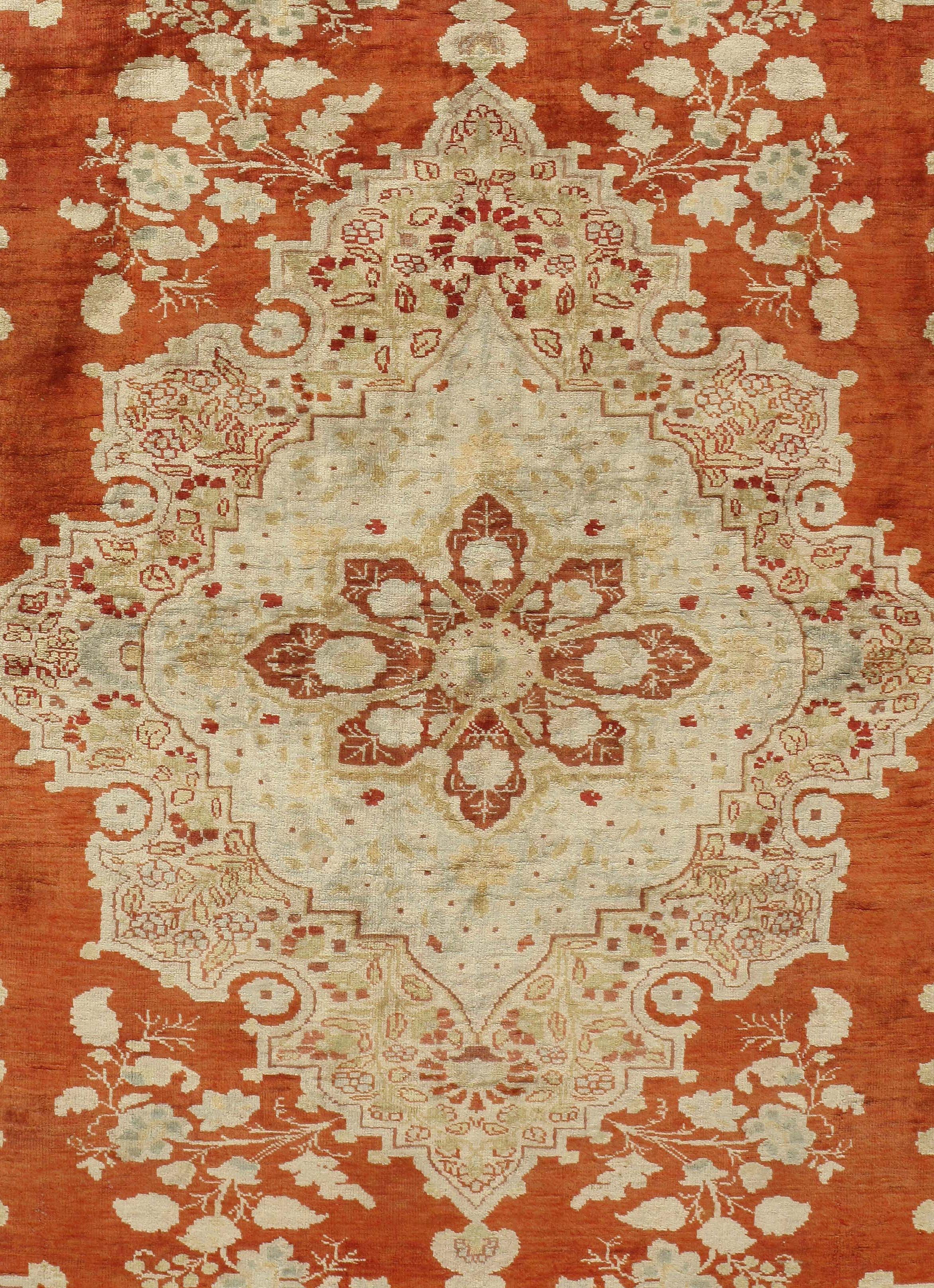 Antiker beigefarbener persischer Seidentäbriz-Teppich. Größe: 4'2 x 5'7. Dies ist eine klassische Seide Tabriz aus der begehrtesten Periode der Tabriz Weberei. Das komplex geschichtete Medaillon wird von ausgedehnten Viertelmotiven im traditionellen
