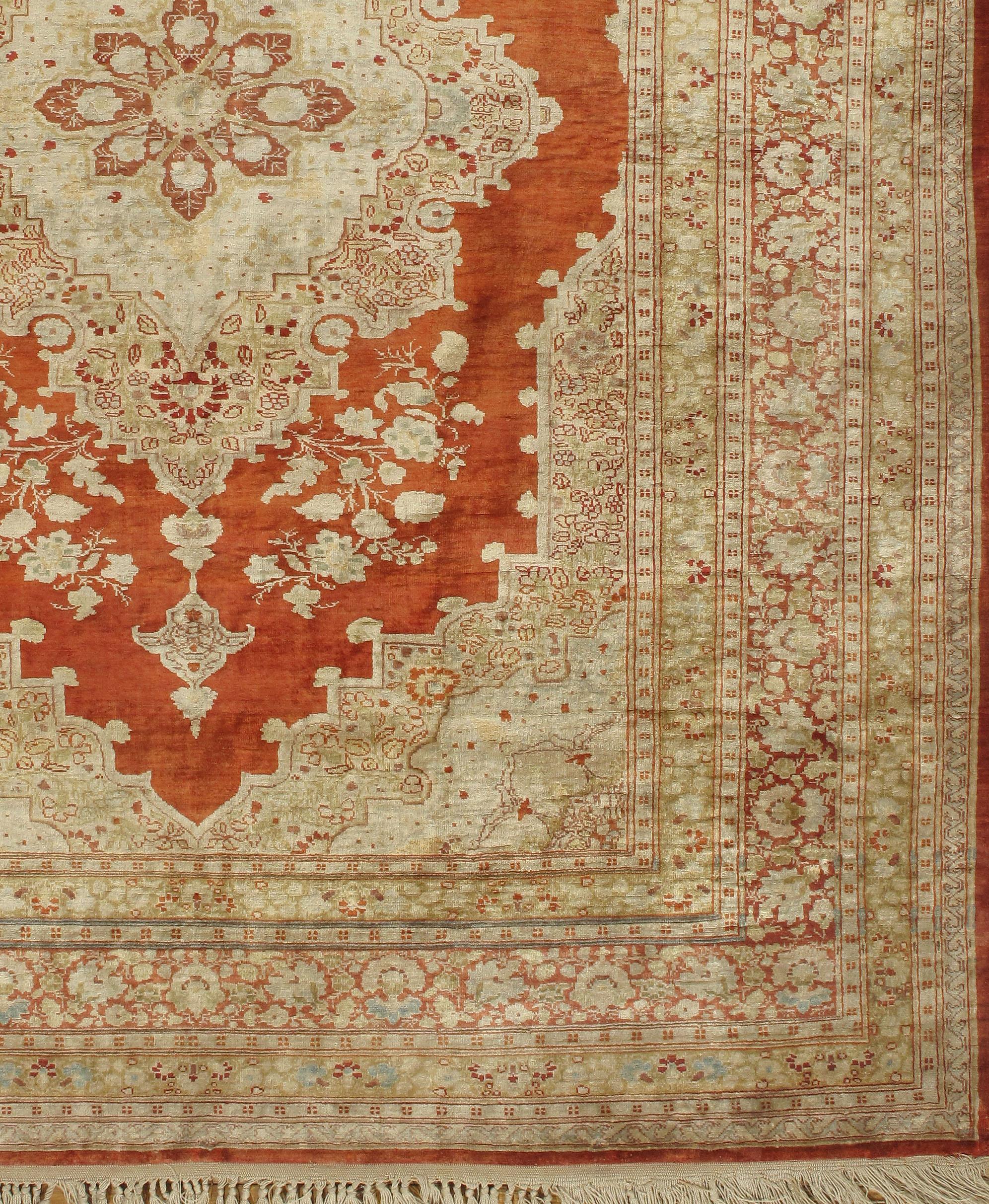Antiker persischer beiger Seiden-Tabriz-Teppich aus Persien  4'2 x 5'7 m (Handgewebt) im Angebot