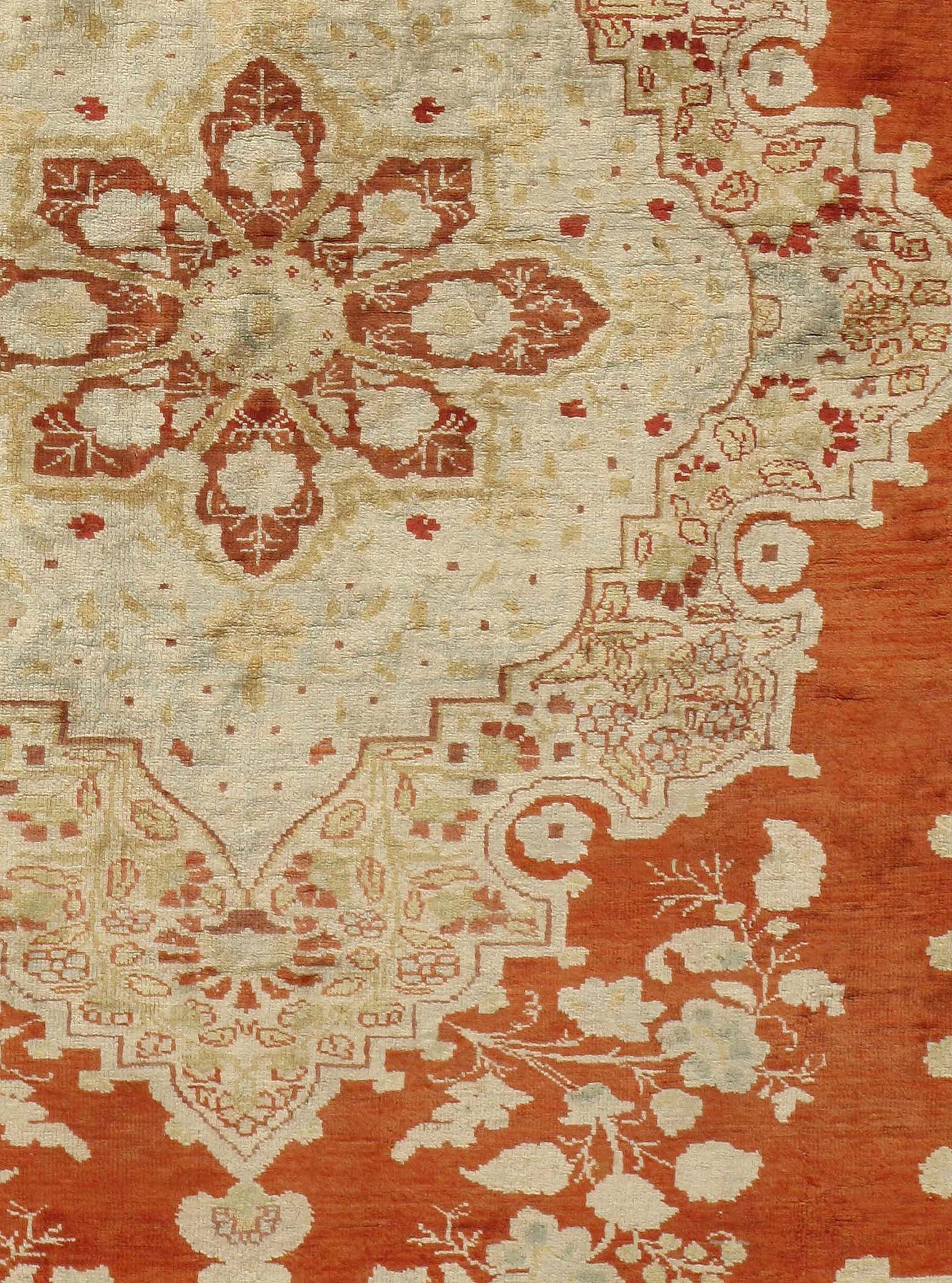 Antiker persischer Beige-Seiden-Tabriz-Teppich  4'2 x 5'7 im Zustand „Gut“ im Angebot in New York, NY