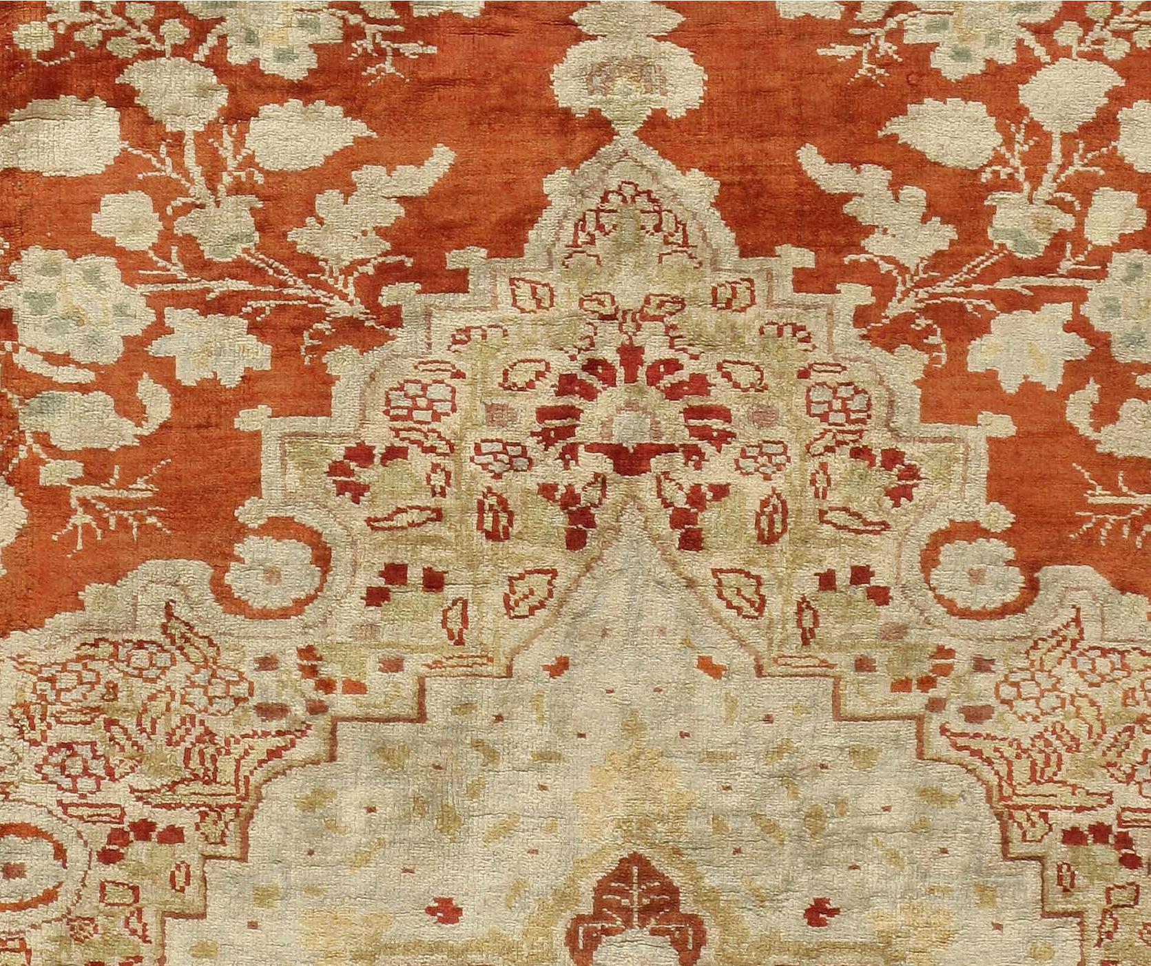 Antiker persischer Beige-Seiden-Tabriz-Teppich  4'2 x 5'7 (19. Jahrhundert) im Angebot