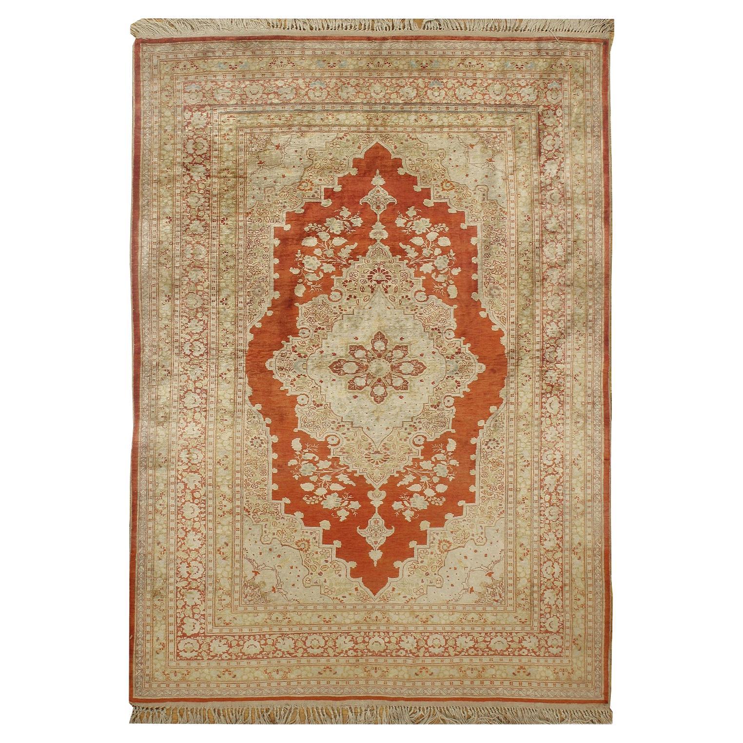 Tapis persan ancien Tabriz en soie beige  4'2 x 5'7 en vente