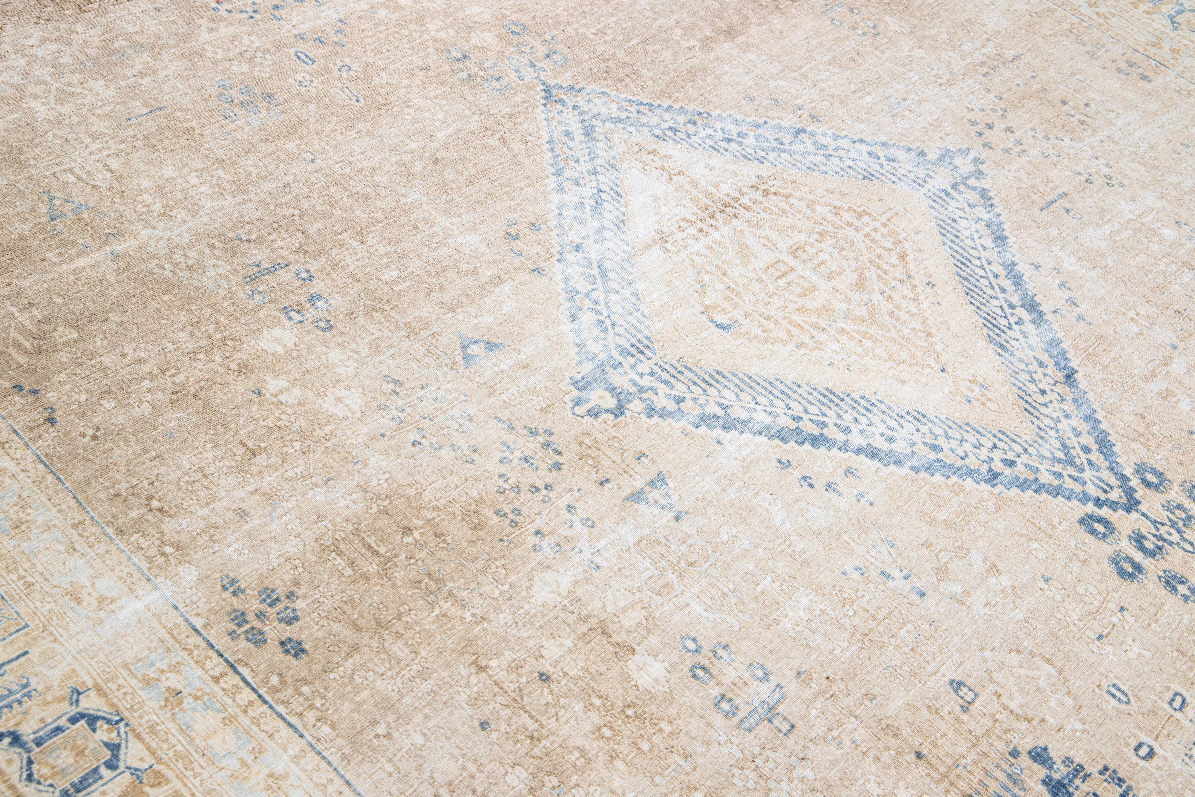 Tapis persan ancien en laine beige fait à la main avec motif de médaillon des années 1920 en vente 2
