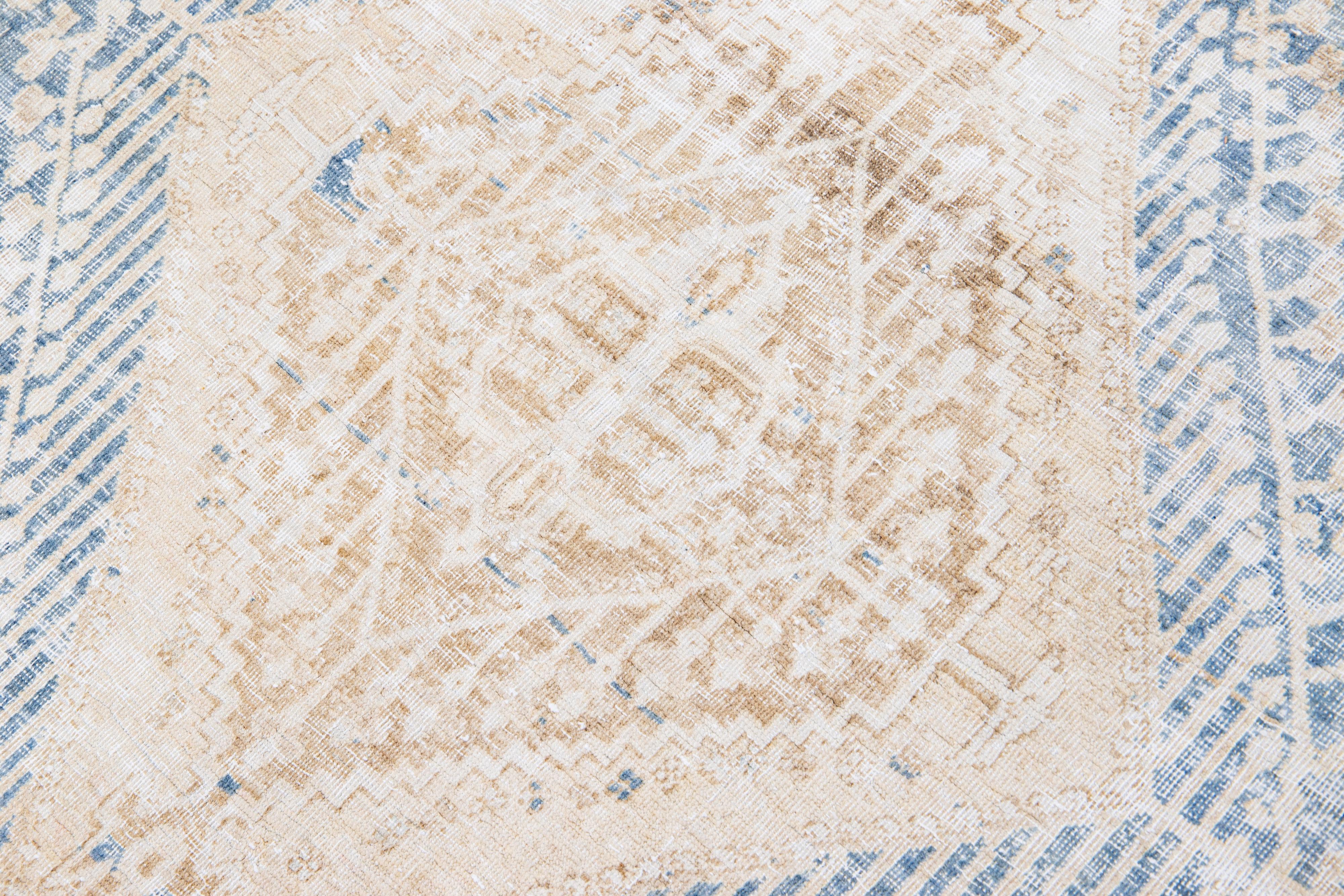 Tapis persan ancien en laine beige fait à la main avec motif de médaillon des années 1920 en vente 3
