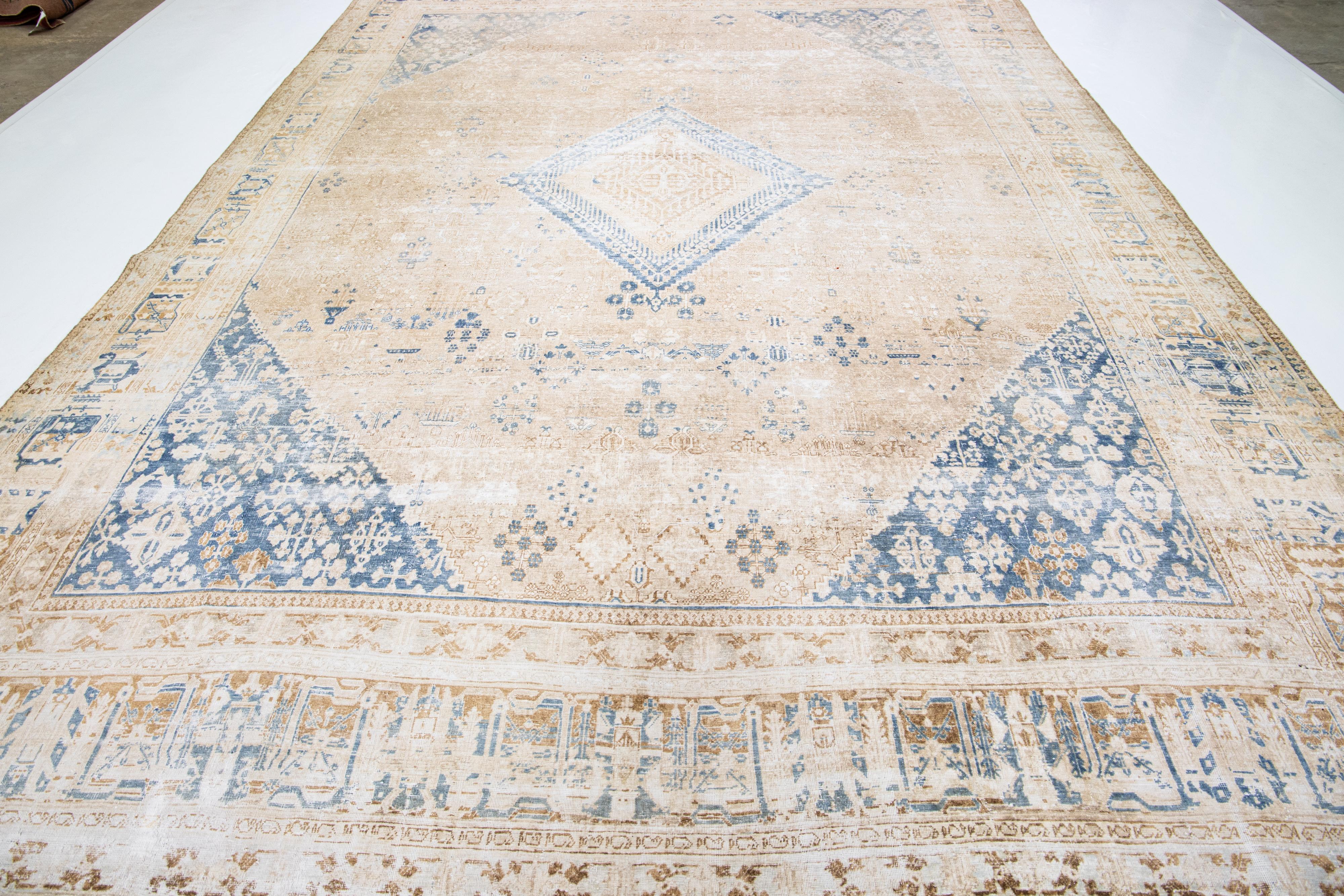 Tapis persan ancien en laine beige fait à la main avec motif de médaillon des années 1920 en vente 4