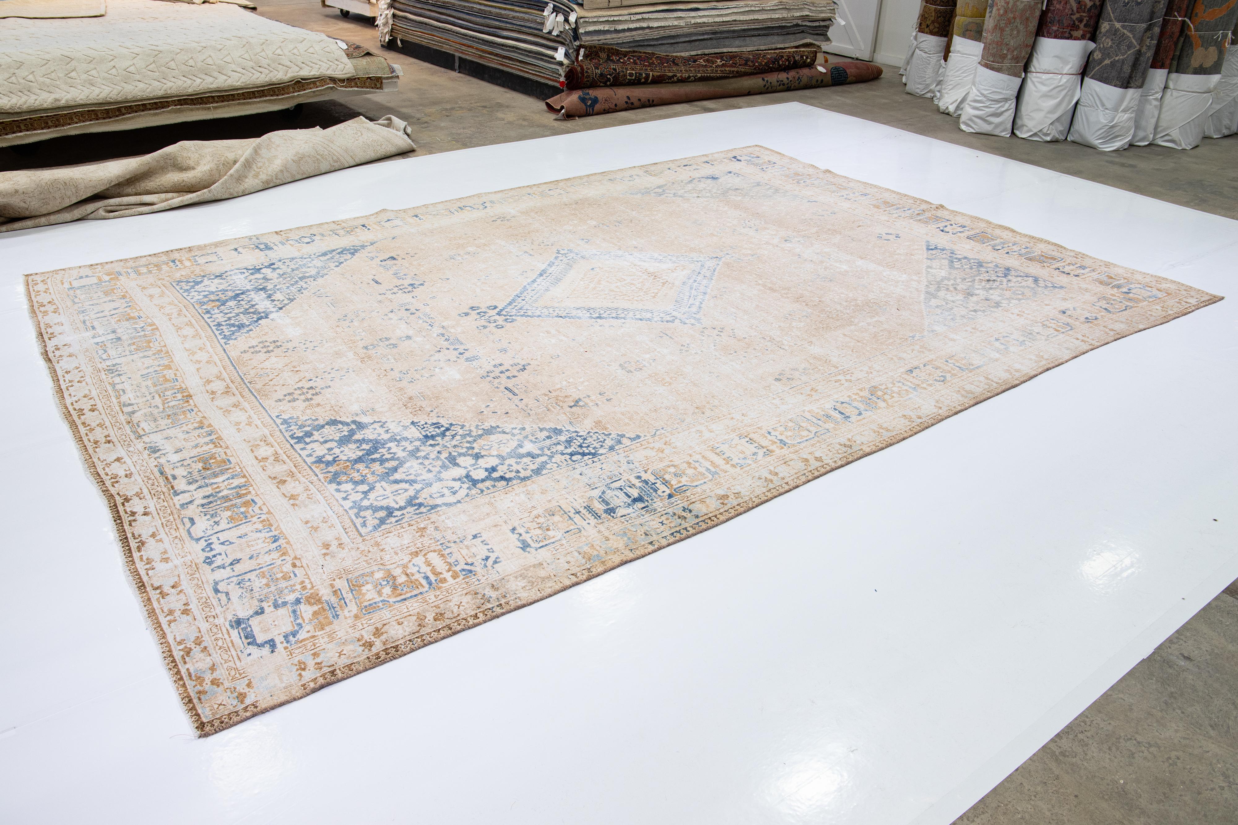 Tabriz Tapis persan ancien en laine beige fait à la main avec motif de médaillon des années 1920 en vente
