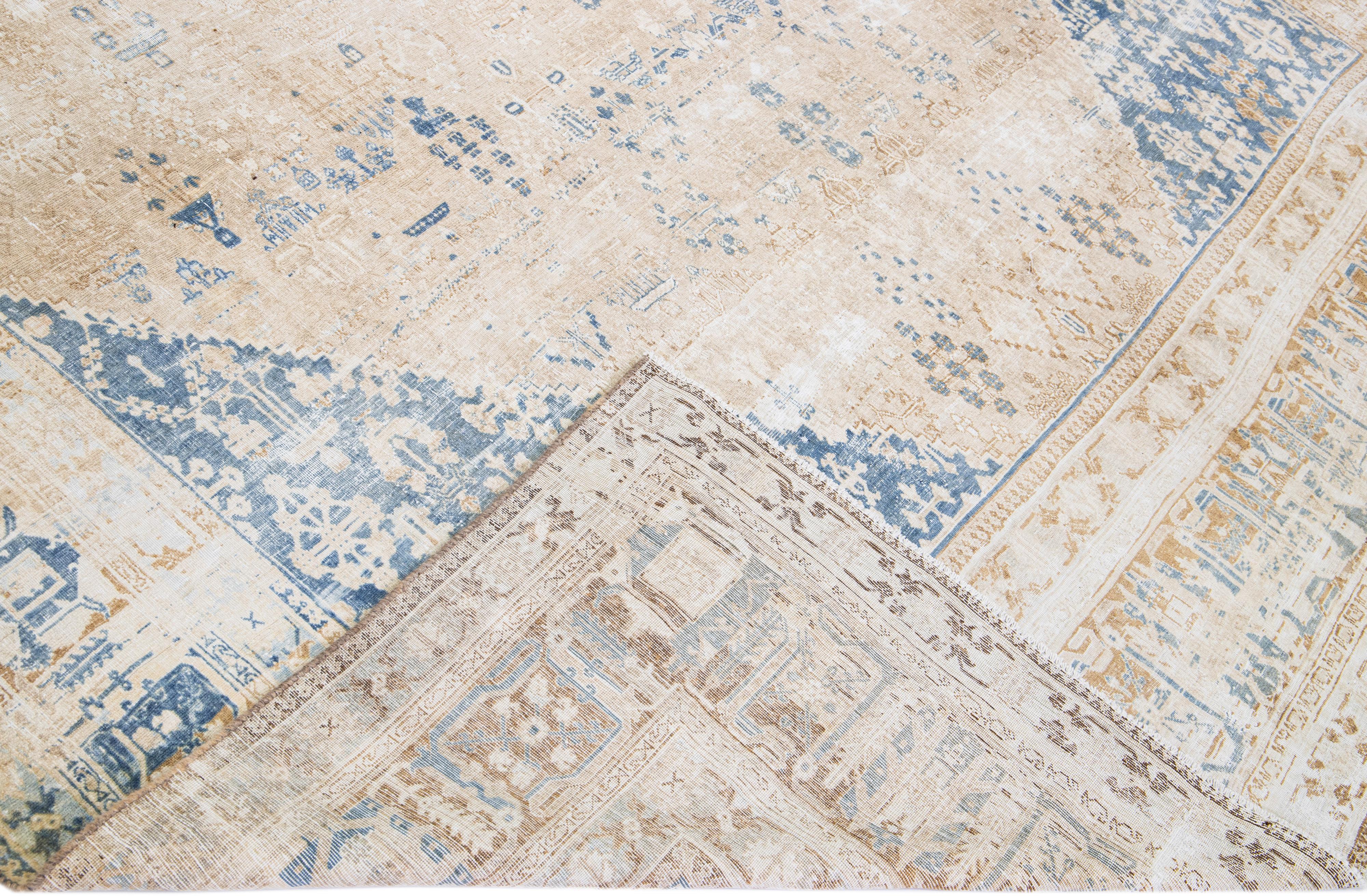 Perse Tapis persan ancien en laine beige fait à la main avec motif de médaillon des années 1920 en vente