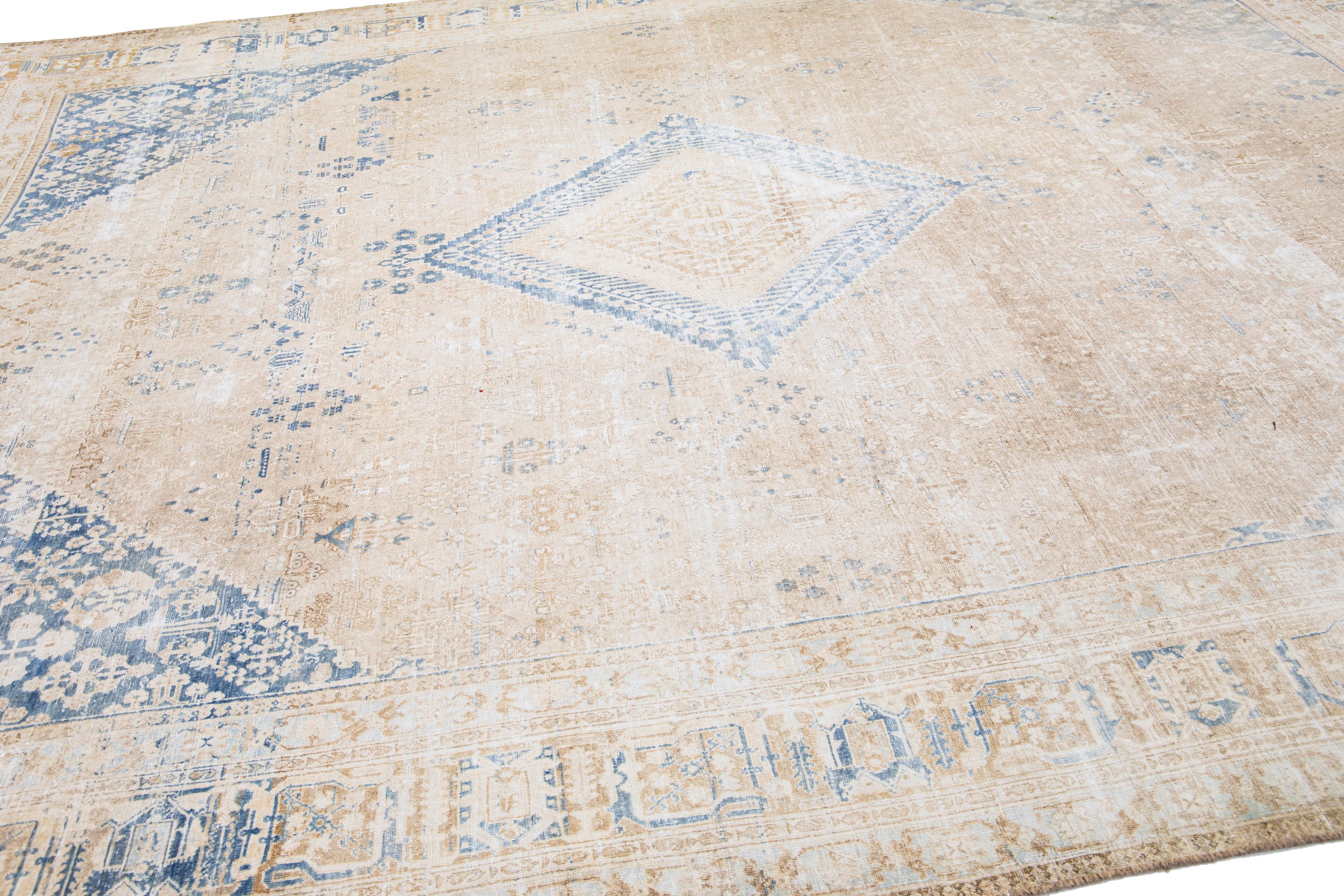 Noué à la main Tapis persan ancien en laine beige fait à la main avec motif de médaillon des années 1920 en vente
