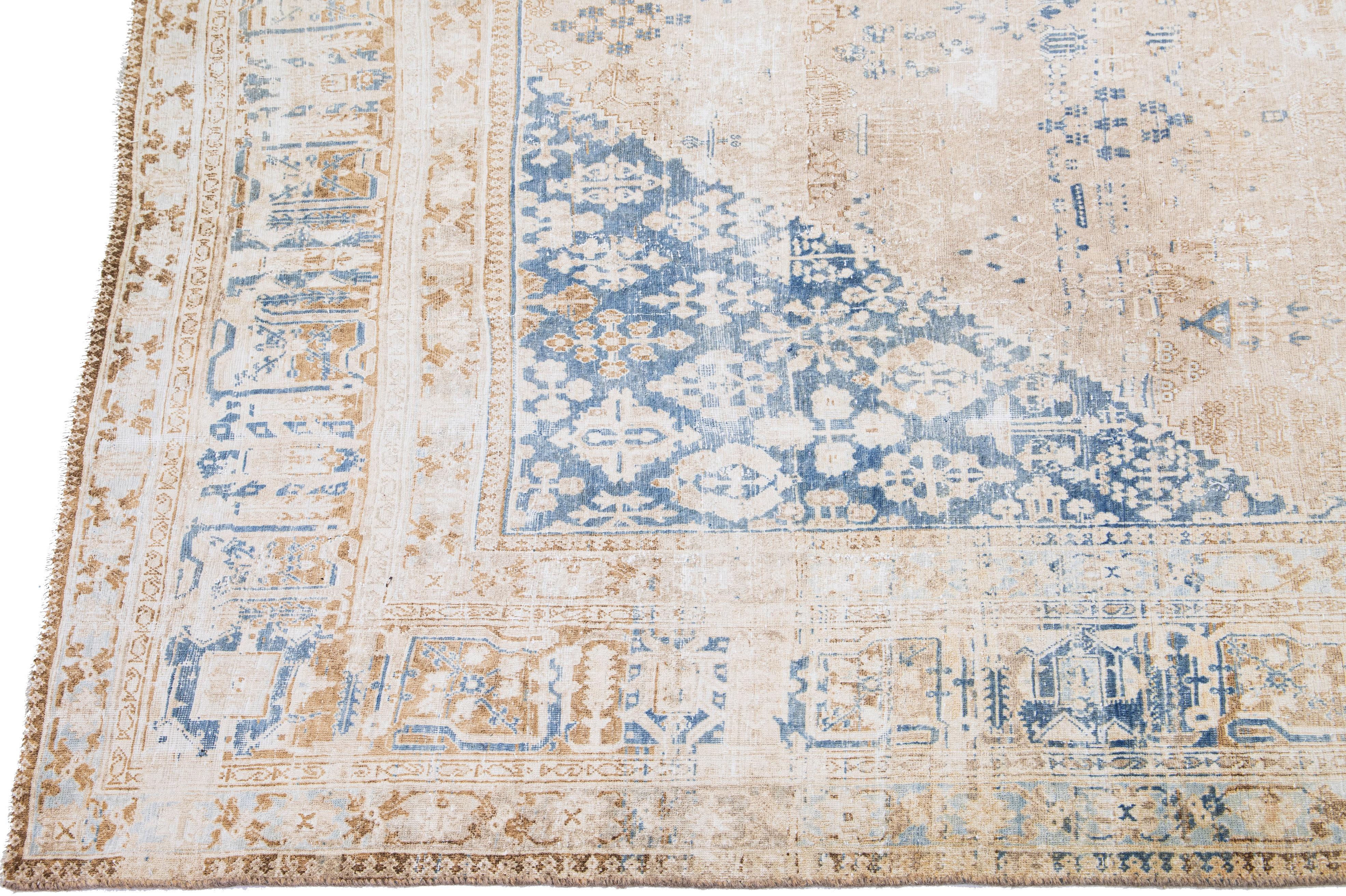 Tapis persan ancien en laine beige fait à la main avec motif de médaillon des années 1920 Bon état - En vente à Norwalk, CT