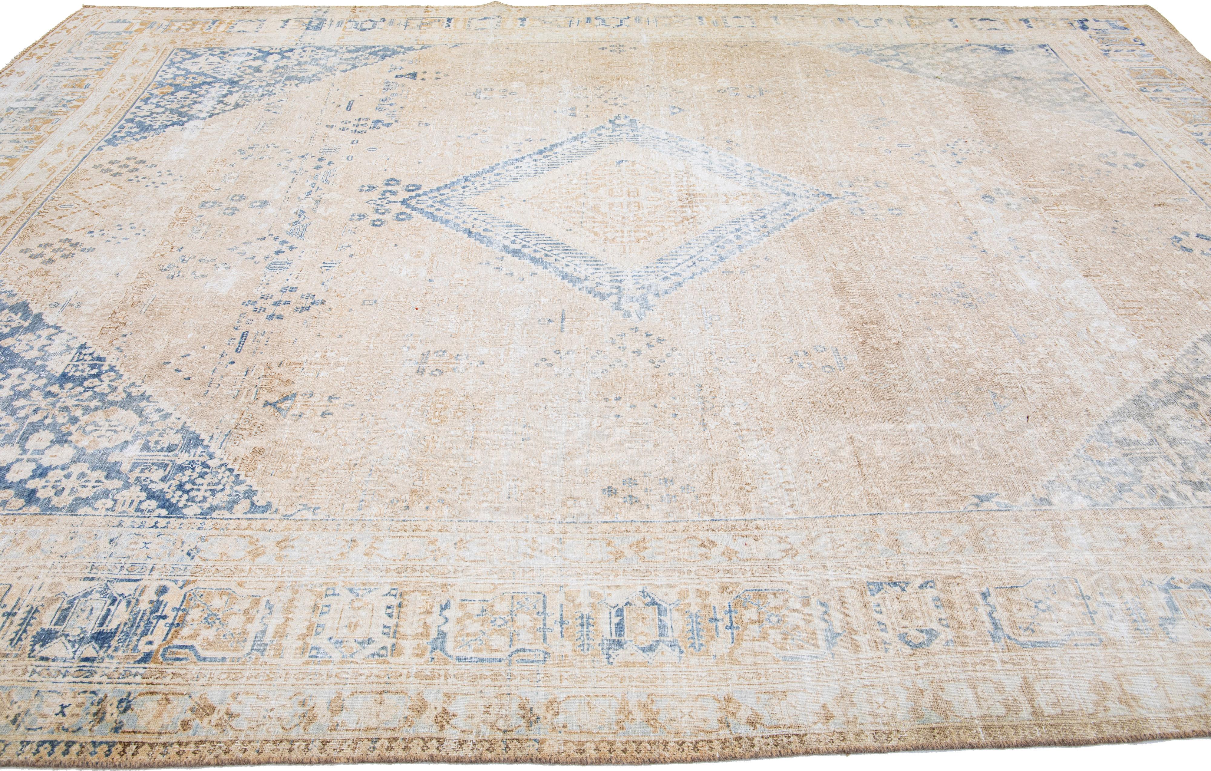 20ième siècle Tapis persan ancien en laine beige fait à la main avec motif de médaillon des années 1920 en vente