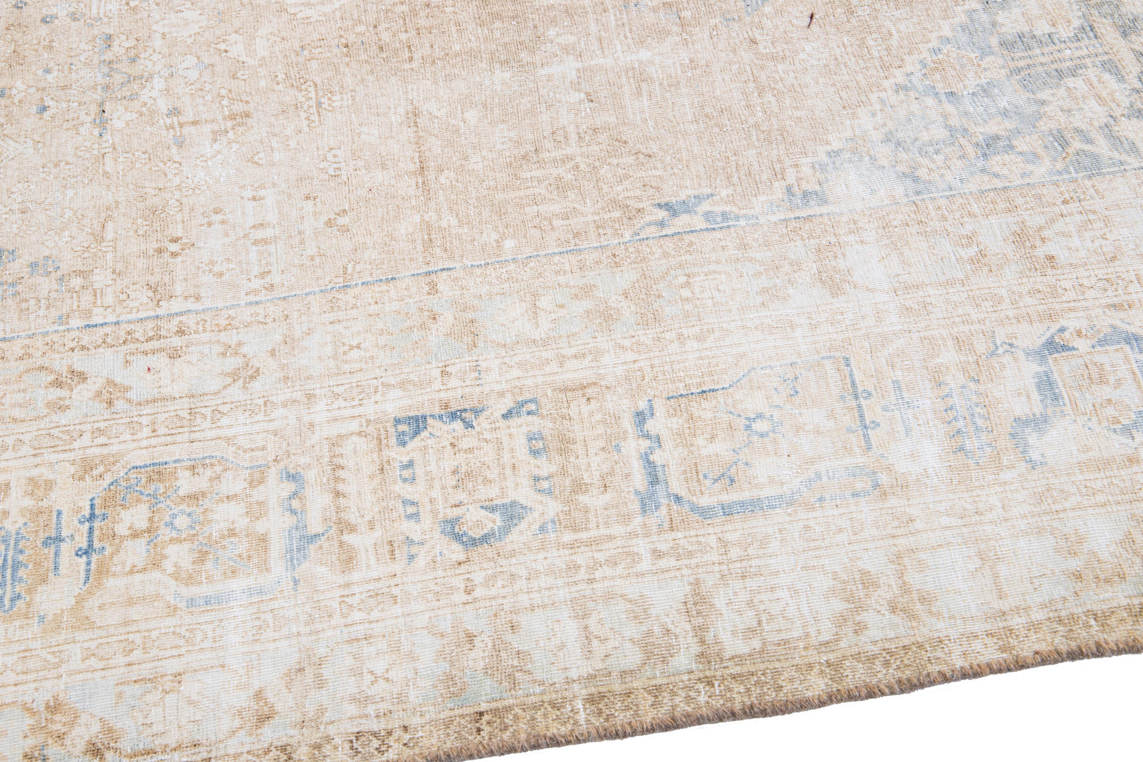 Laine Tapis persan ancien en laine beige fait à la main avec motif de médaillon des années 1920 en vente