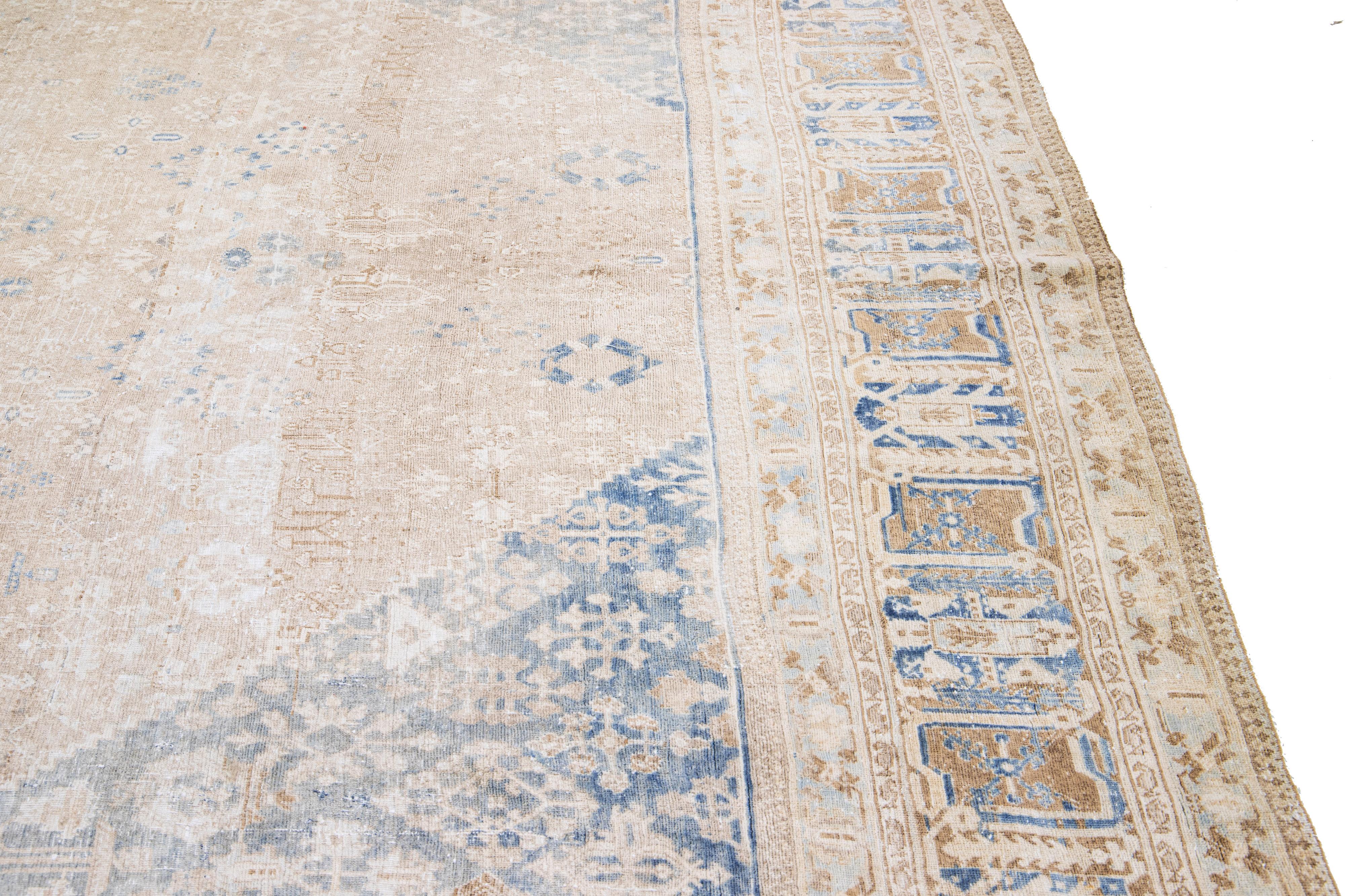 Tapis persan ancien en laine beige fait à la main avec motif de médaillon des années 1920 en vente 1