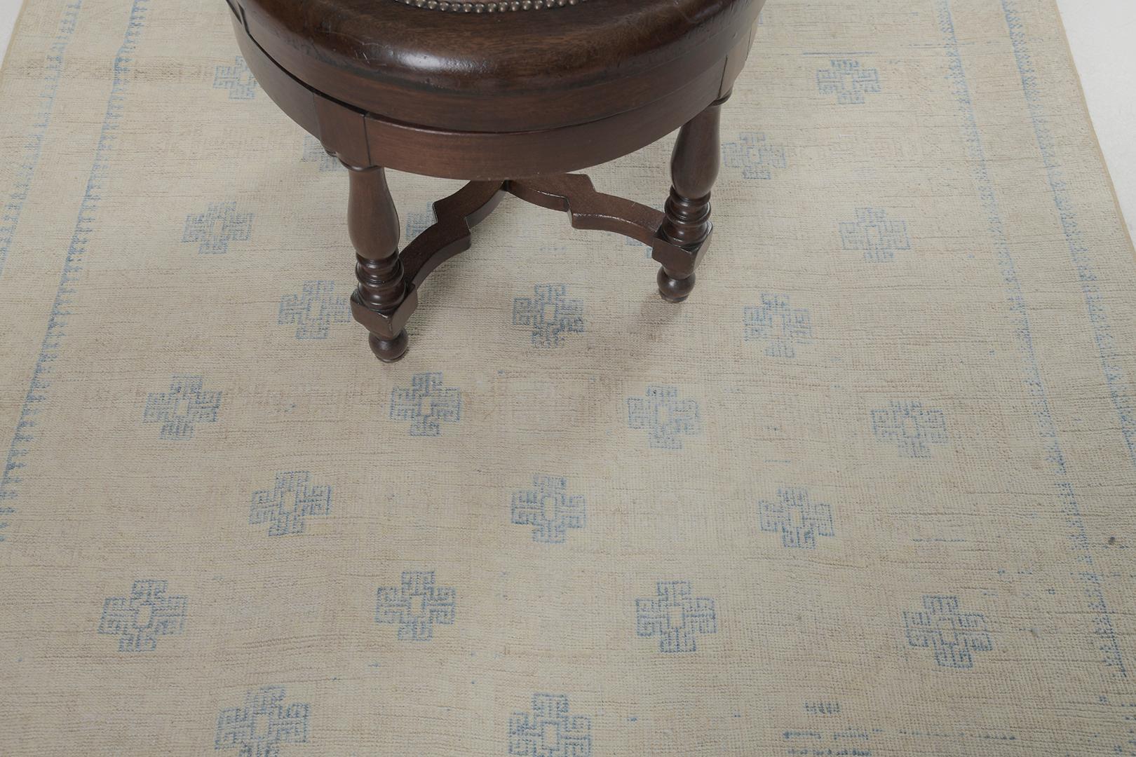 Un charmant tapis persan ancien de type Beluch qui présente des motifs symboliques à travers le jeu de ses couleurs sourdes et terreuses. Il présente des symboles croisés répartis de manière complexe sur le champ texturé abrasé. Avec son impact