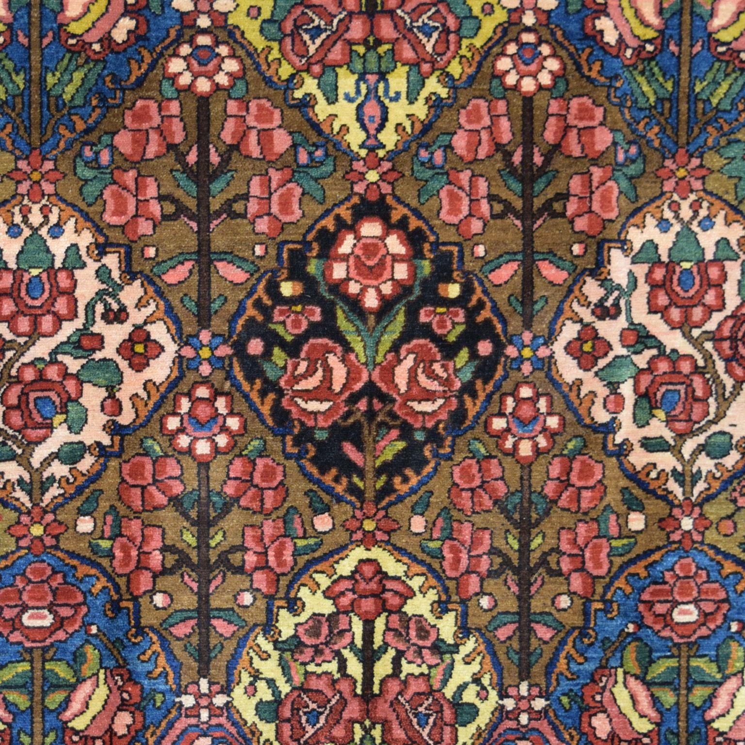 Dieser Bibibaft Bakhtiari-Teppich aus den 1920er-Jahren mit seinen leuchtenden Rot-, Gold- und Rosatönen ist Teil der Orley Shabahang Antique Collection'S. Er misst 5'3