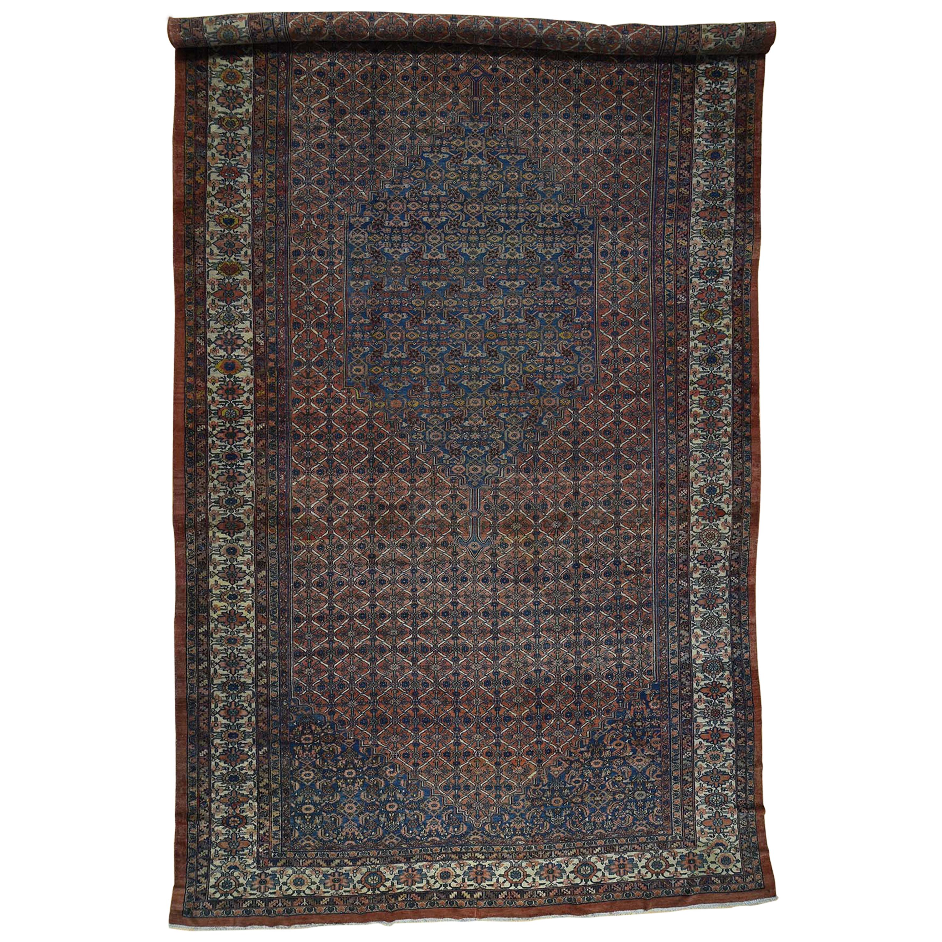 Antiker persischer, handgeknüpfter Bibikabad-Teppich in Supergröße, Fisch Des