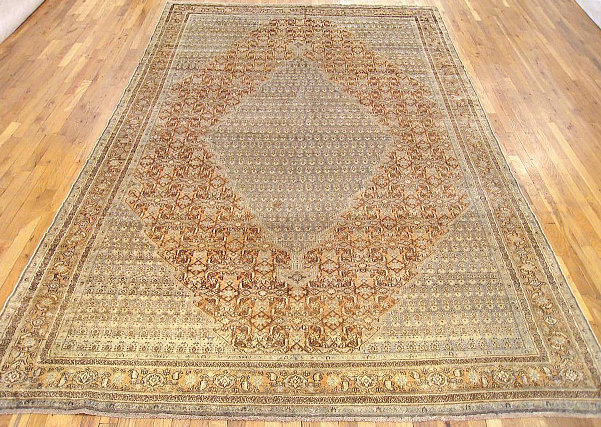 Antique Persian Bibikabad Oriental Rug, Gallery size

An antique Persian Bibikabad oriental rug, size 11'8