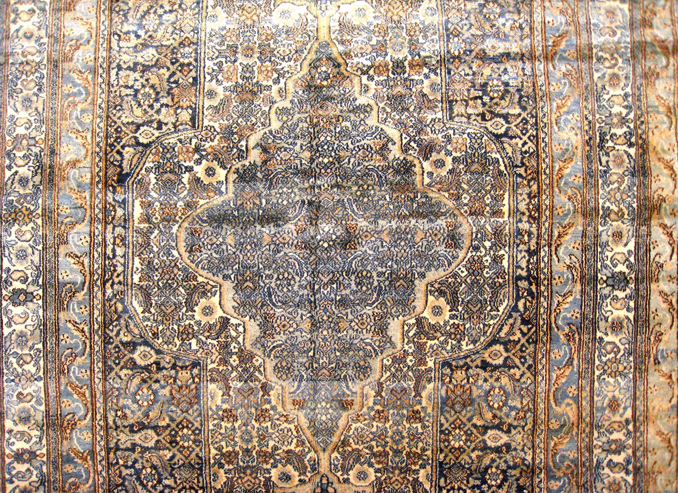 Antique Persian Bibikabad Oriental Rug, in Gallery Size, with Central Medallion In Good Condition For Sale In New York, NY