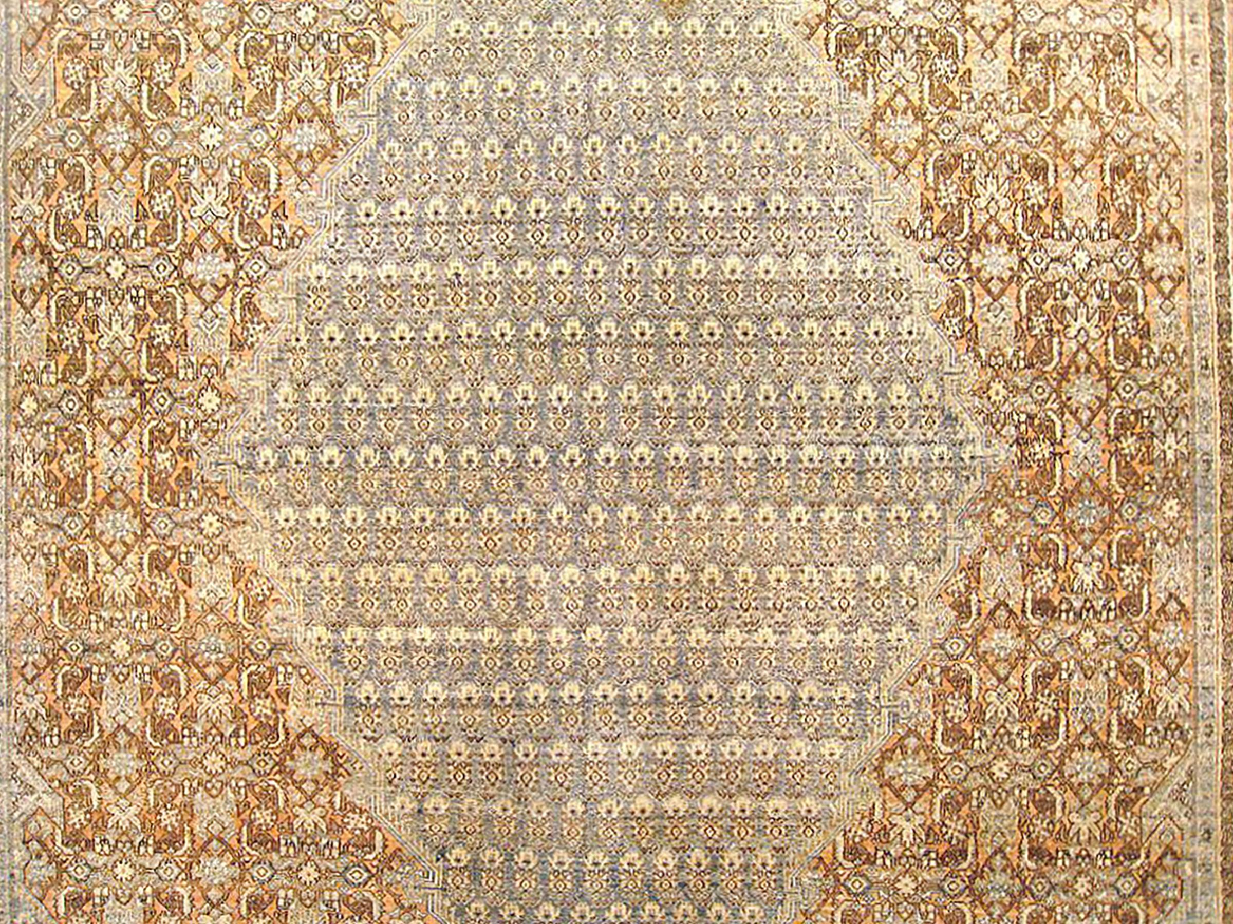 Antique Persian Bibikabad Oriental Rug, in Gallery size, with Central Medallion In Good Condition For Sale In New York, NY