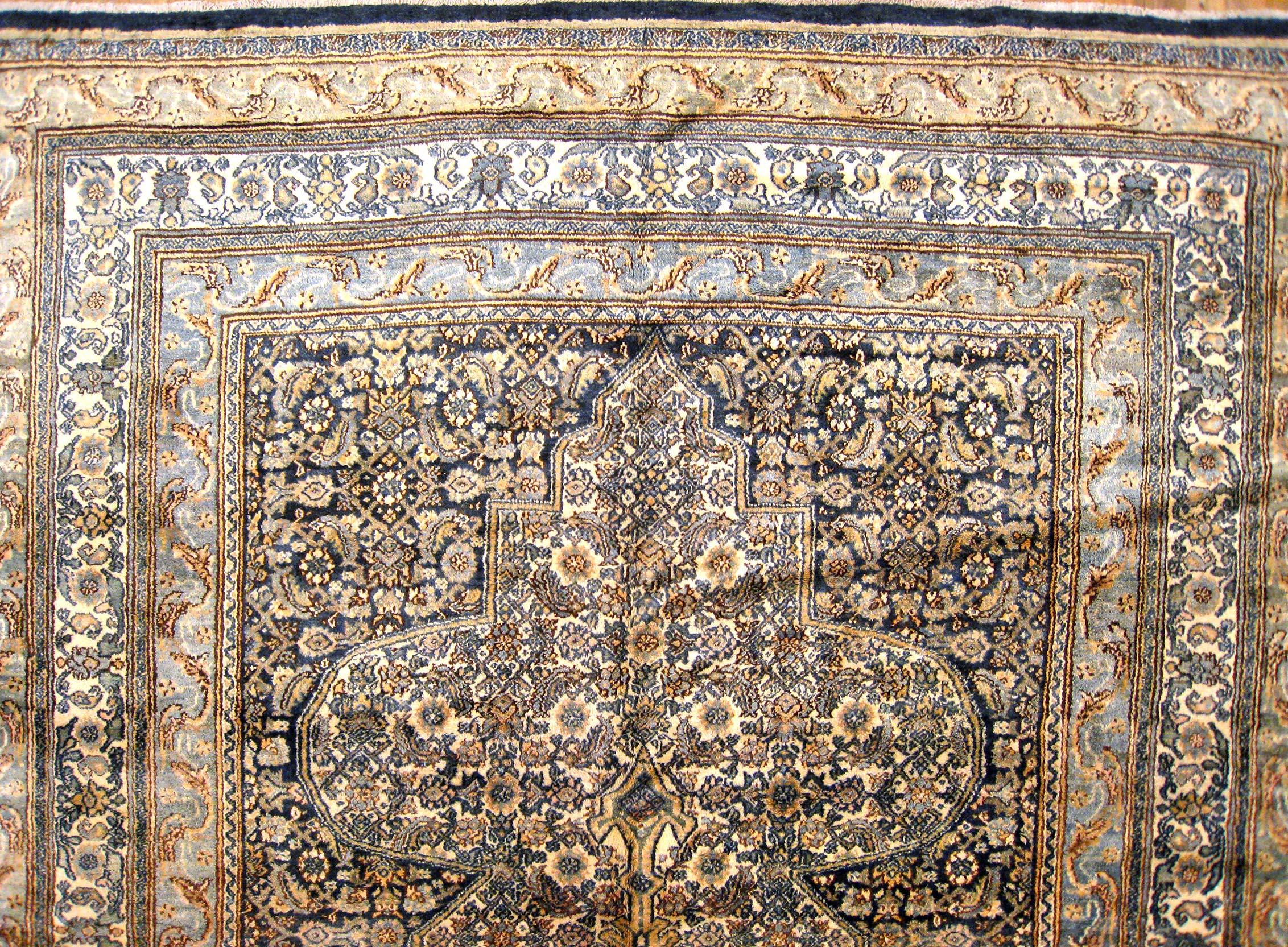 Early 20th Century Antique Persian Bibikabad Oriental Rug, in Gallery Size, with Central Medallion For Sale