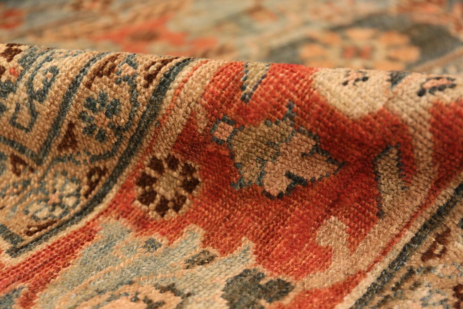 Antiker persischer Bibikabad-Teppich, Herkunftsland: Persien, Datum: ca. 1920. Größe: 7 ft 6 in x 10 ft (2,29 m x 3,05 m)

Dieser ätherische blaue Teppich ist ein hervorragendes Beispiel für die Arbeit, die in den 1920er Jahren in Bibikibad, Iran,