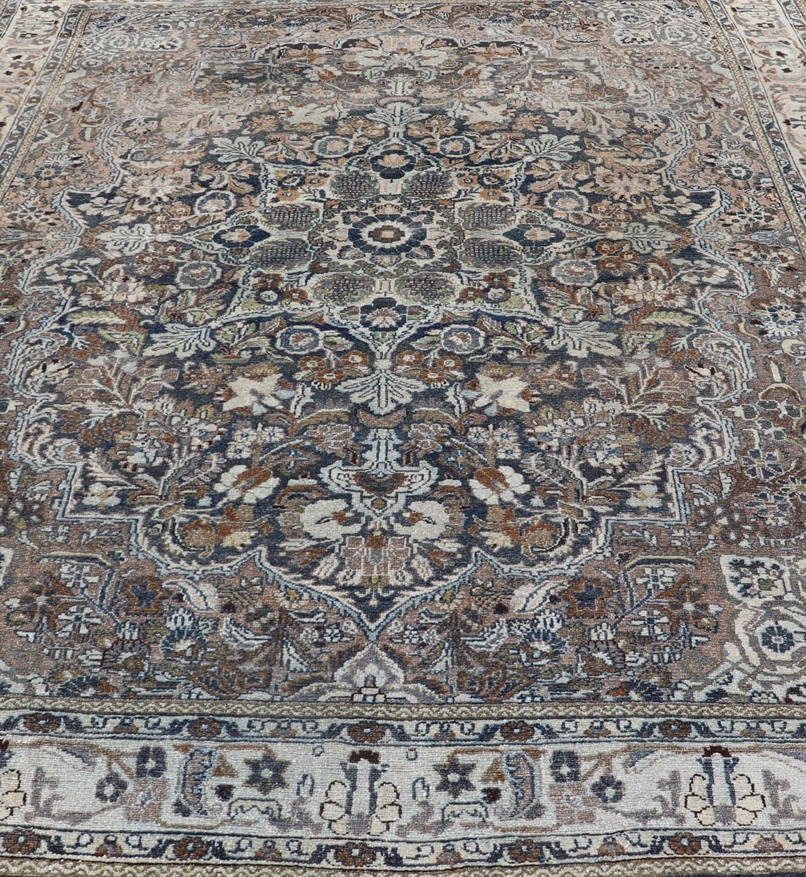 Misure: 8'10 x 11'0 

Antico tappeto persiano Bibikabad con medaglione ornato  8'10 x 11'10. Keivan Woven Arts/ tappeto/R20-0839, paese d'origine/tipo: Iran / Bibikabad, circa 1910.
Questo antico tappeto persiano Bibikabad è un notevole esempio di