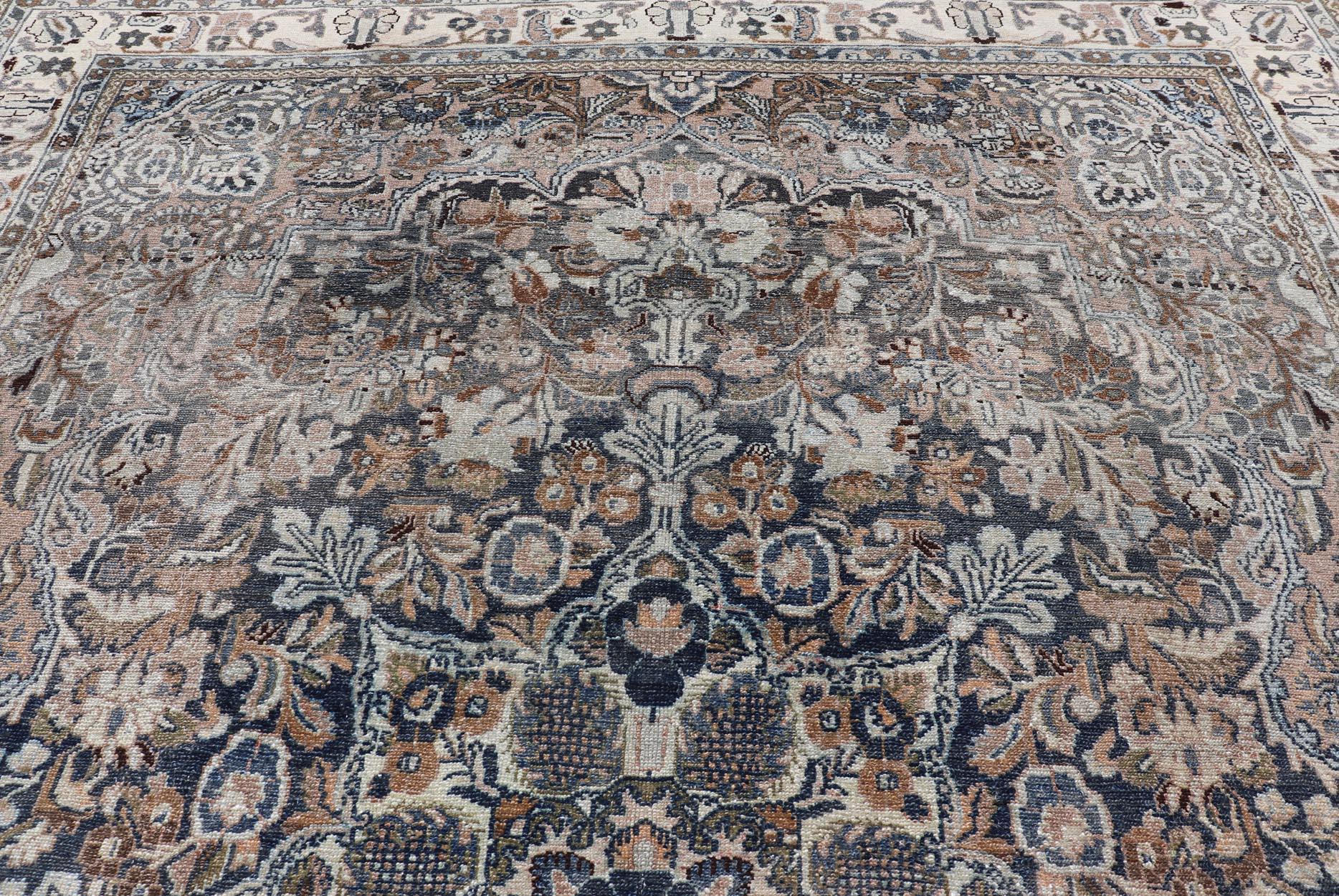 Annodato a mano Antico tappeto persiano Bibikabad con medaglione ornato  8'10 x 11'10 in vendita