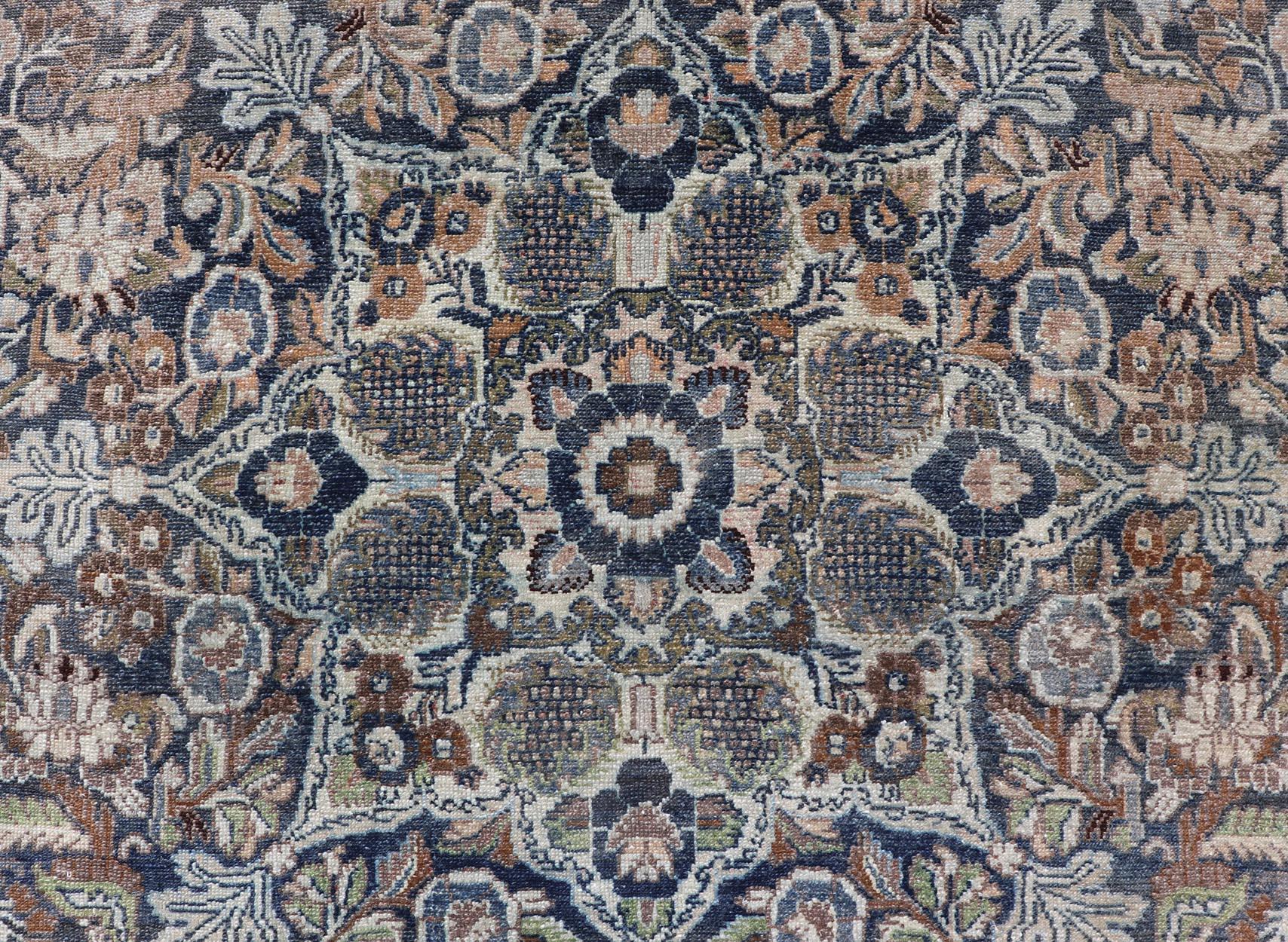Antico tappeto persiano Bibikabad con medaglione ornato  8'10 x 11'10 In condizioni buone in vendita a Atlanta, GA